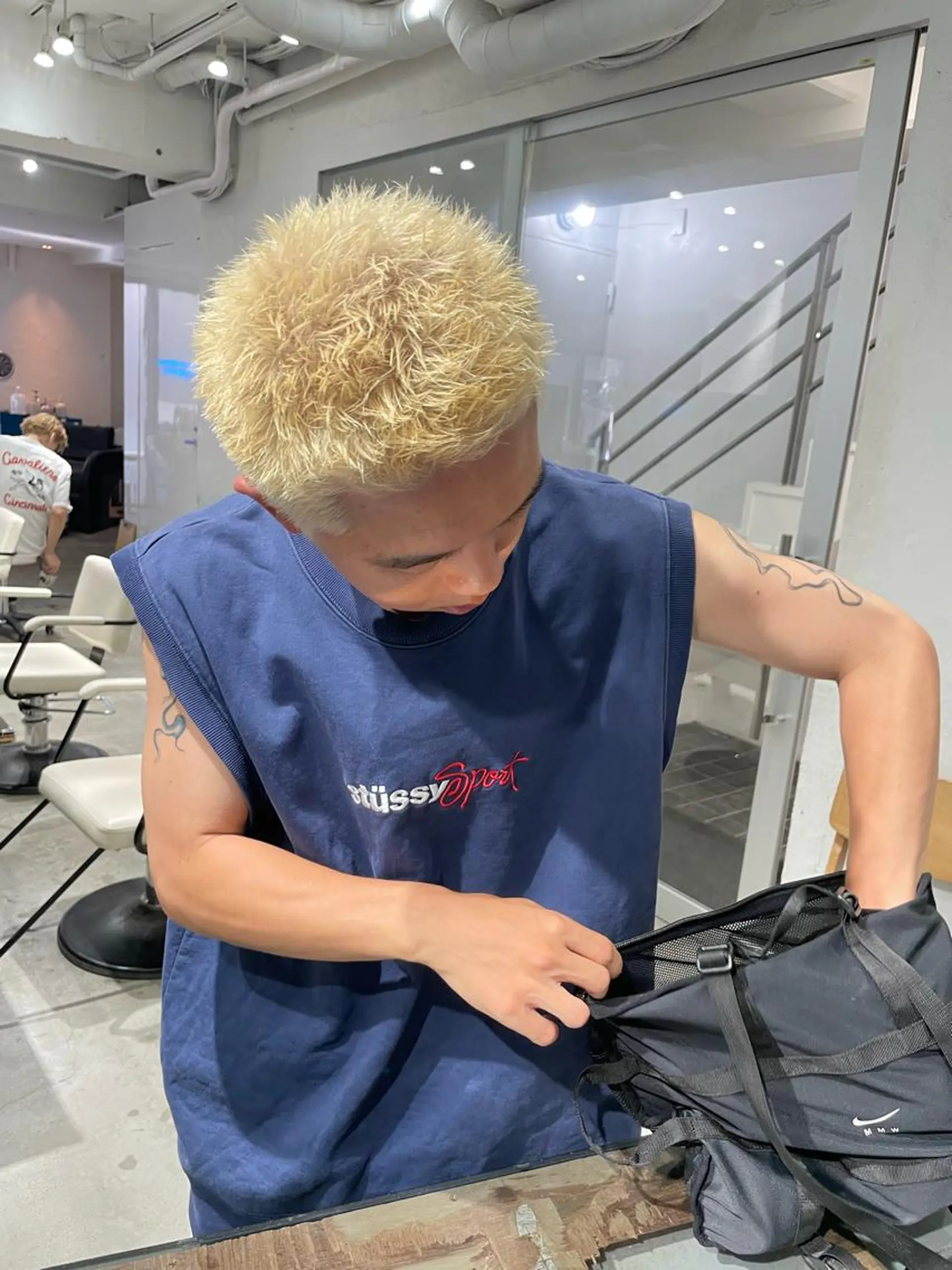 ショート カラー メンズ メンズバレイヤージュ メンズブリーチ センターパート フェードカット メンズハイライト スパイラルパーマ 🌐hina⭐️のヘアスタイル