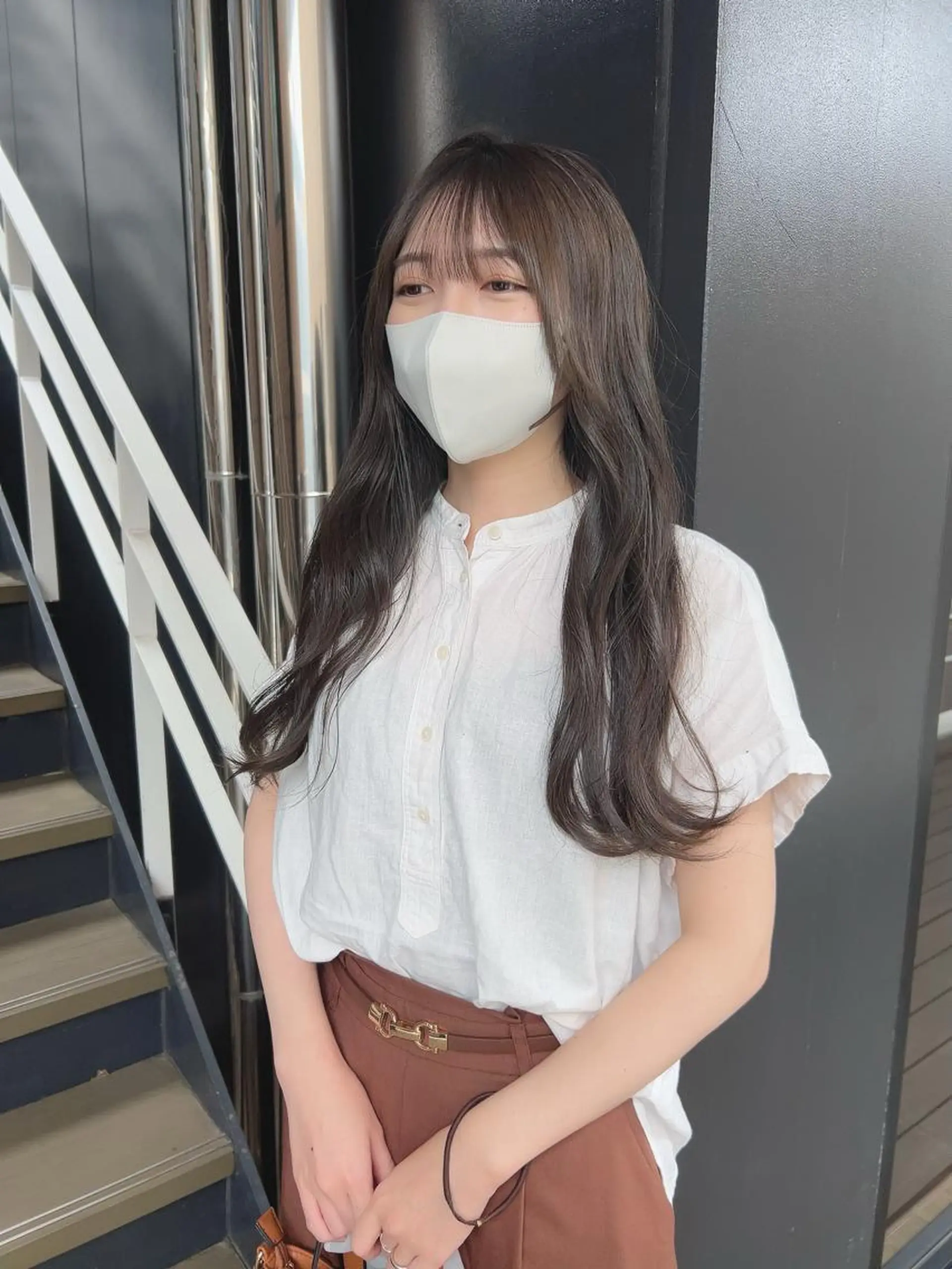 ロング 韓国🇰🇷レイヤー カットオリーブカラーのヘアスタイル