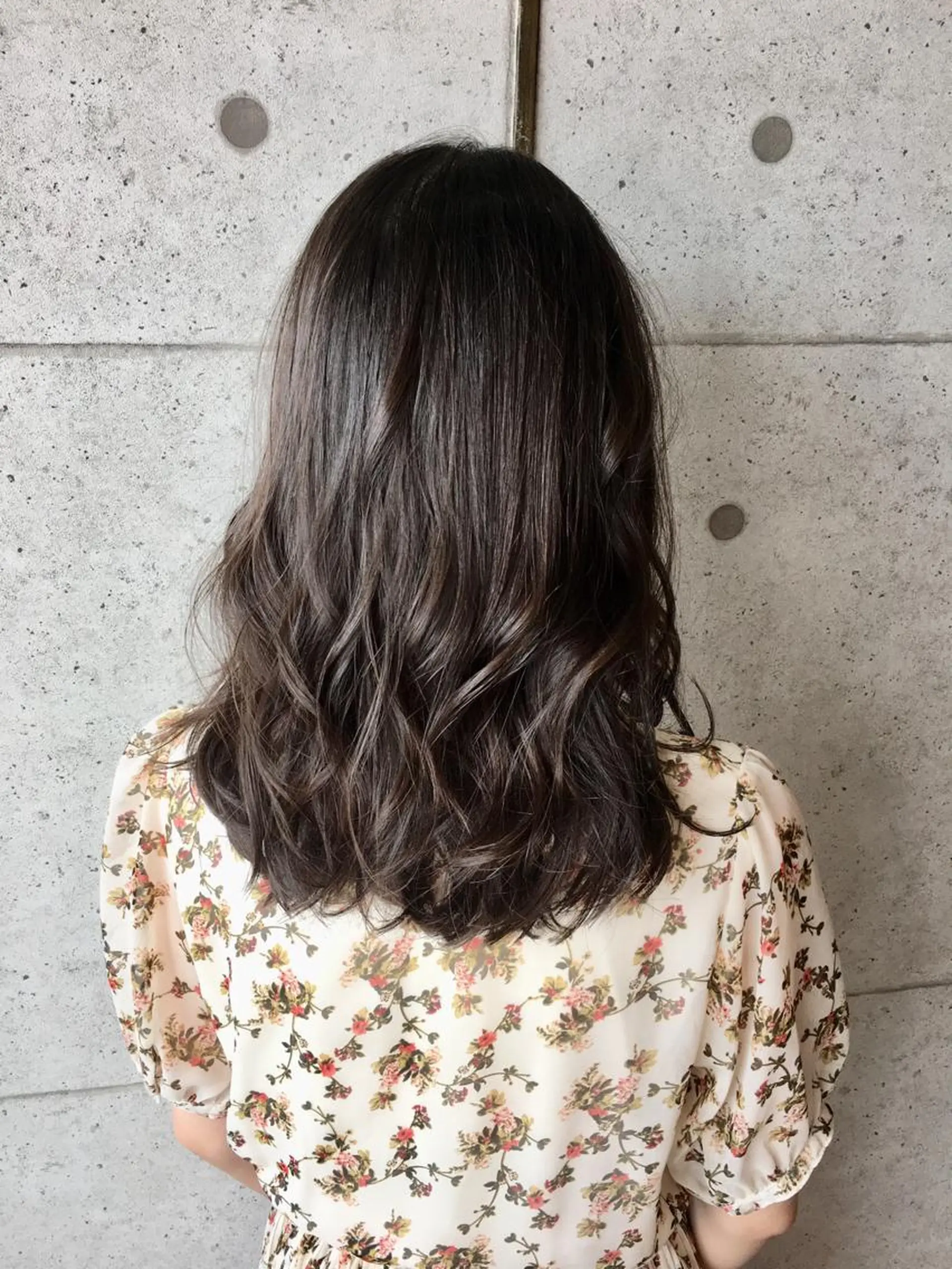 ミディアム 足立 磨咲のヘアスタイル