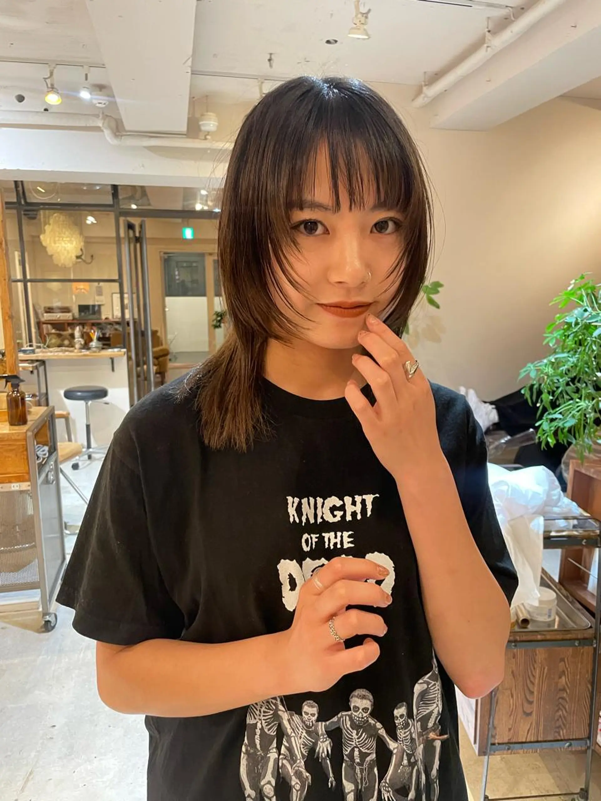 セミロング 顔まわりレイヤー レイヤーカット ファッションに 溶け込むstyleのヘアスタイル