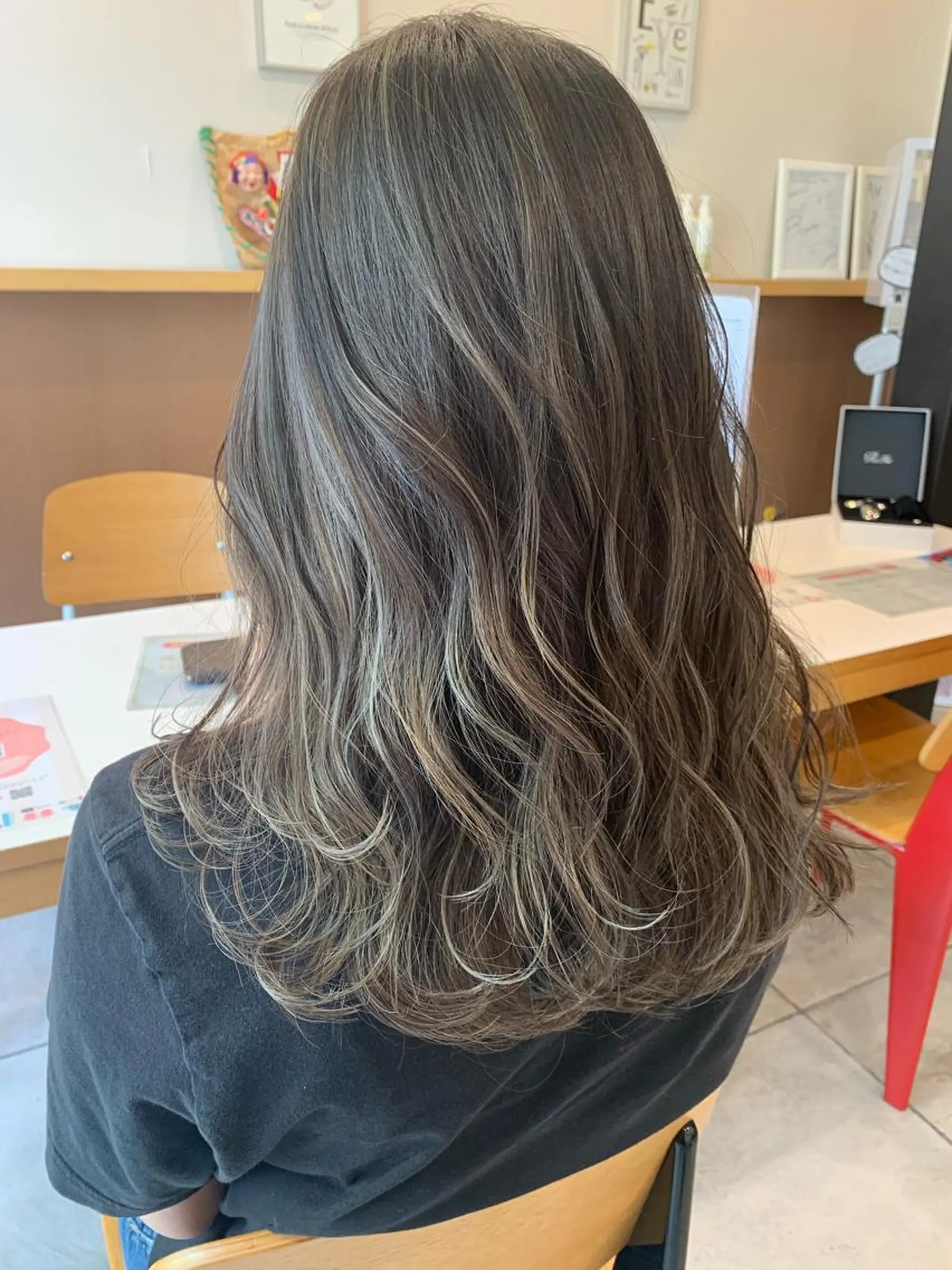ロング アッシュ アッシュグレー ハイライト mako🌷ミニモ 限定クーポン多数🆕のヘアスタイル