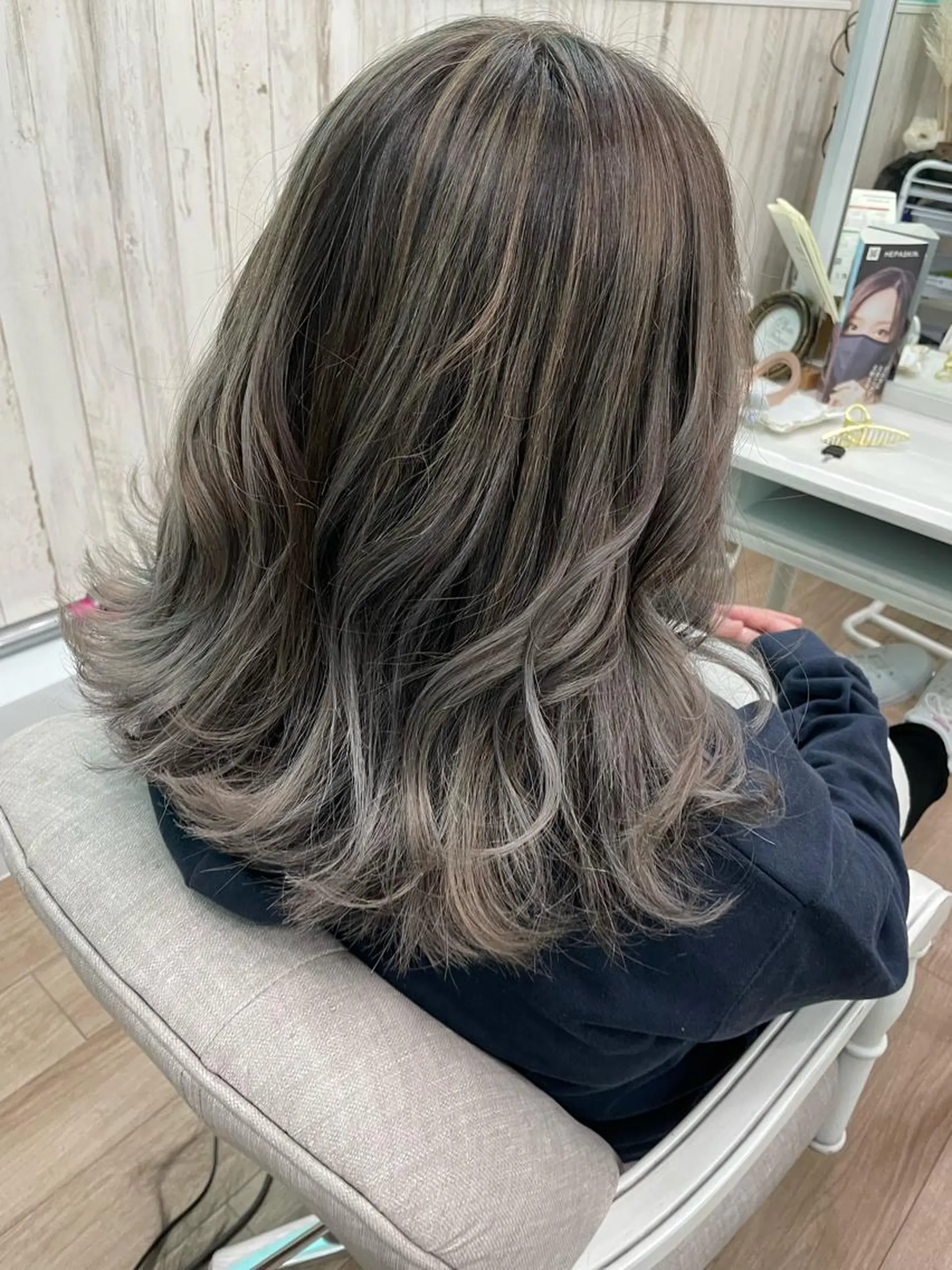 ロング ハイライト ヘアカラー トリートメント 🐆アンドウ チカコ🦓のヘアスタイル