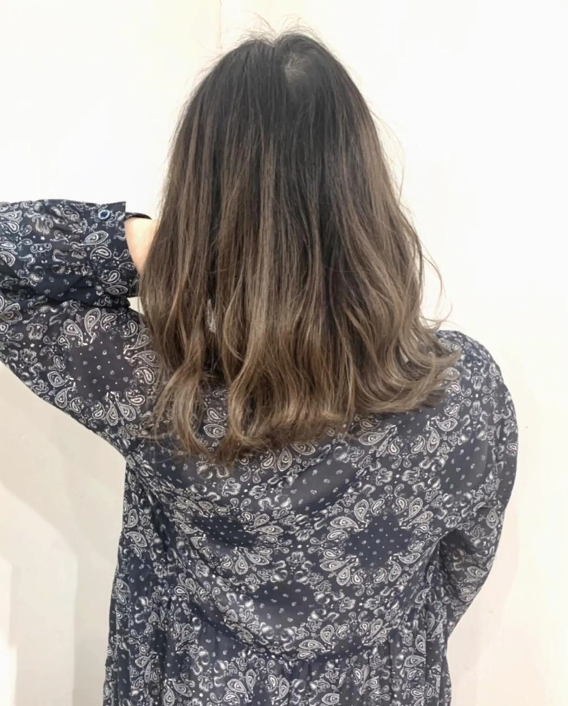 ミディアム カラー アッシュ バレイヤージュ ブリーチ デザインカラー グレージュ カット ヘアカラー トリートメント 京都大人女性ショート 徒歩1分/秋山のヘアスタイル