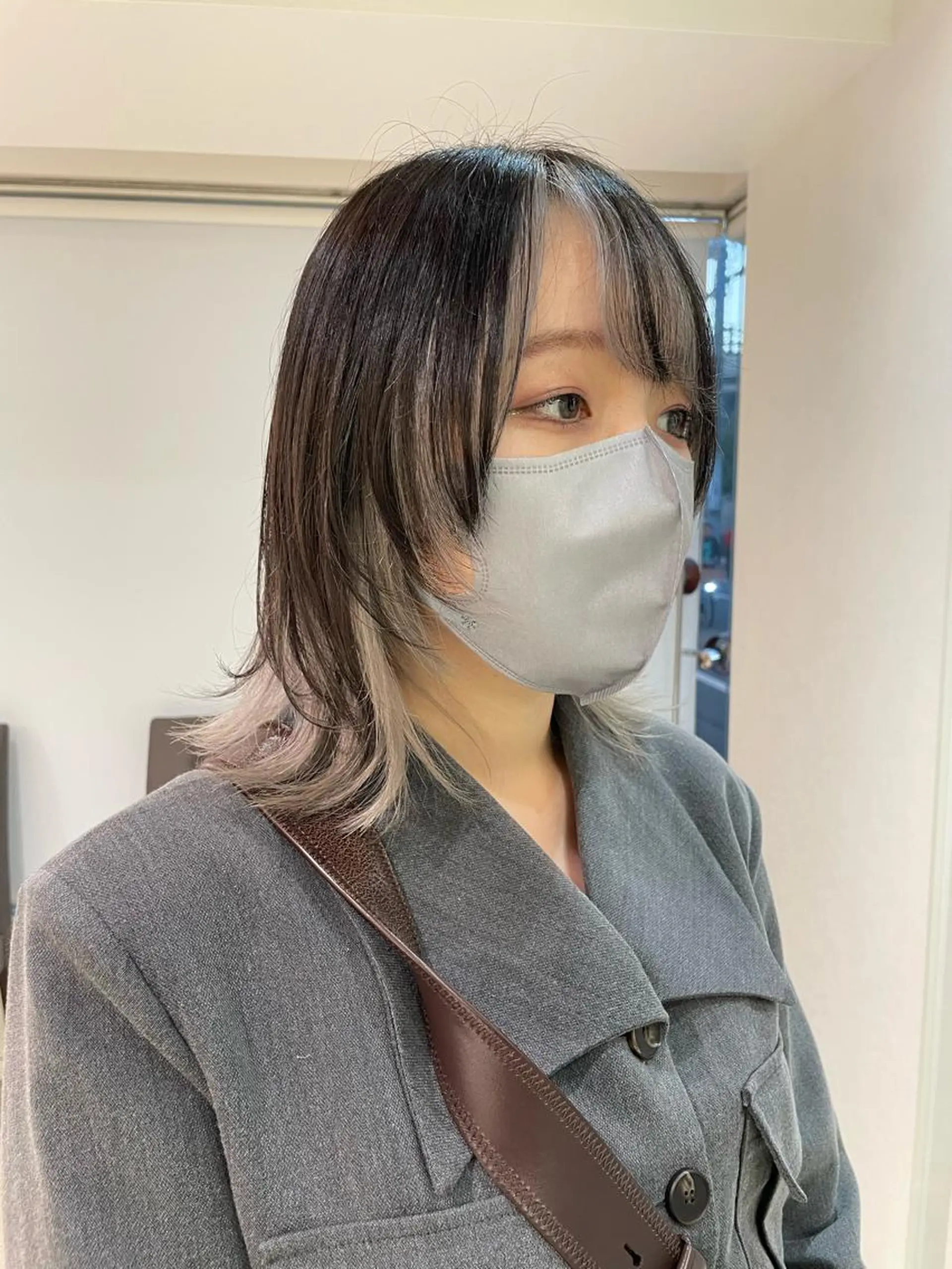 セミロング カラー 渡部凌我 小顔ウルフ ハイトーンカラーのヘアスタイル