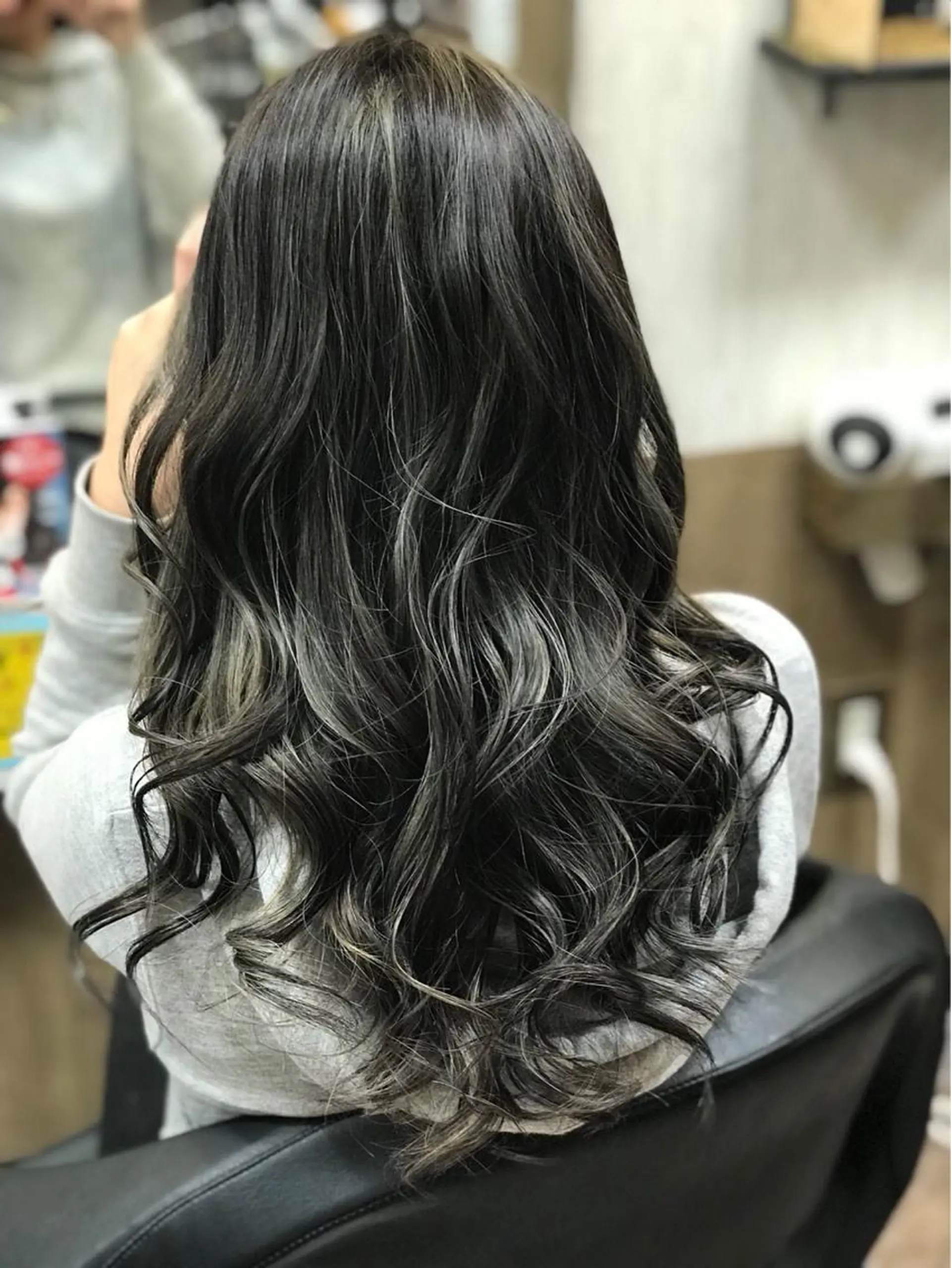 セミロング カラー ハイライトカラー ハイライト カット ヘアカラー ヘアサロンオスカー 岸和田蛸地蔵店のヘアスタイル