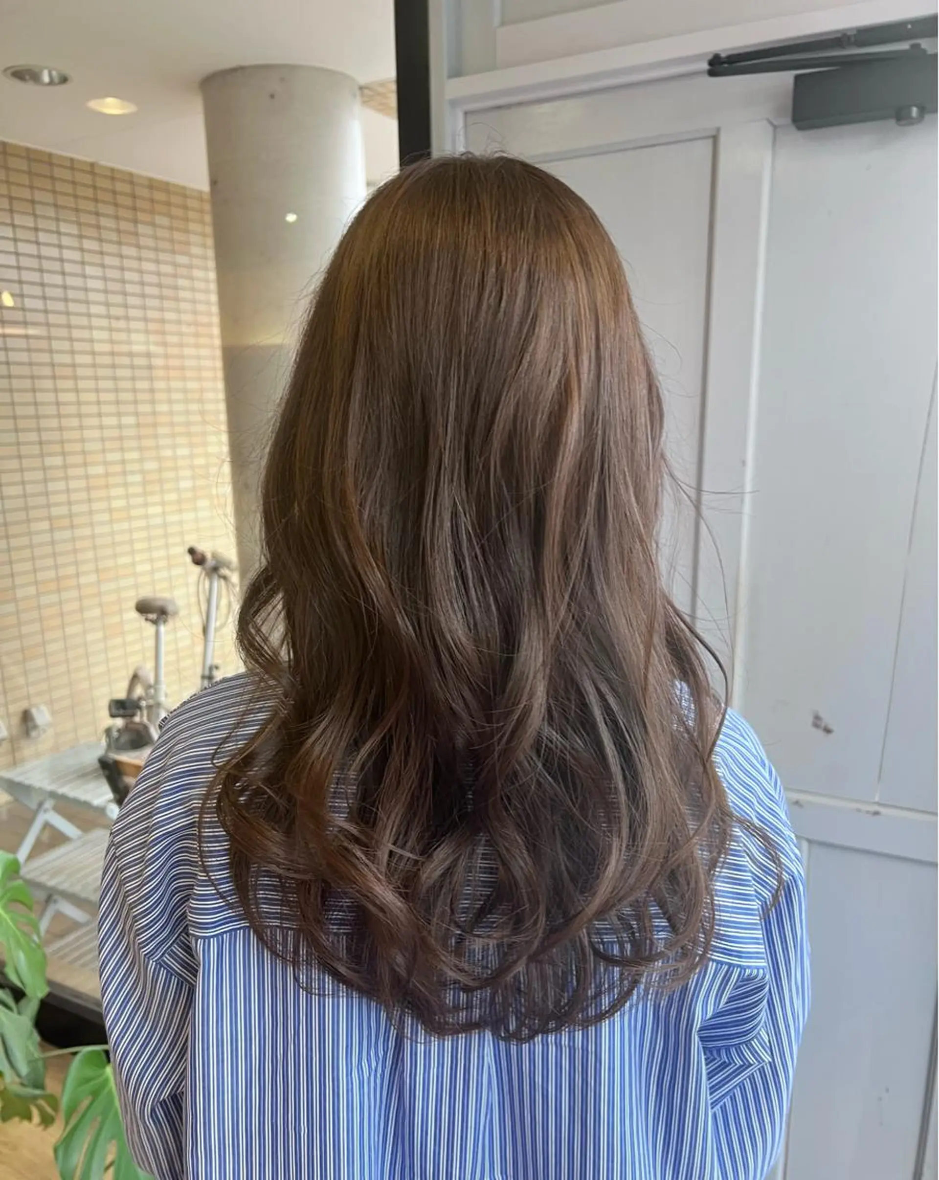 ロング カラー ベージュカラー ダブルカラー オリーブベージュ ヘアカラー トリートメント ツキダテ ユイのヘアスタイル