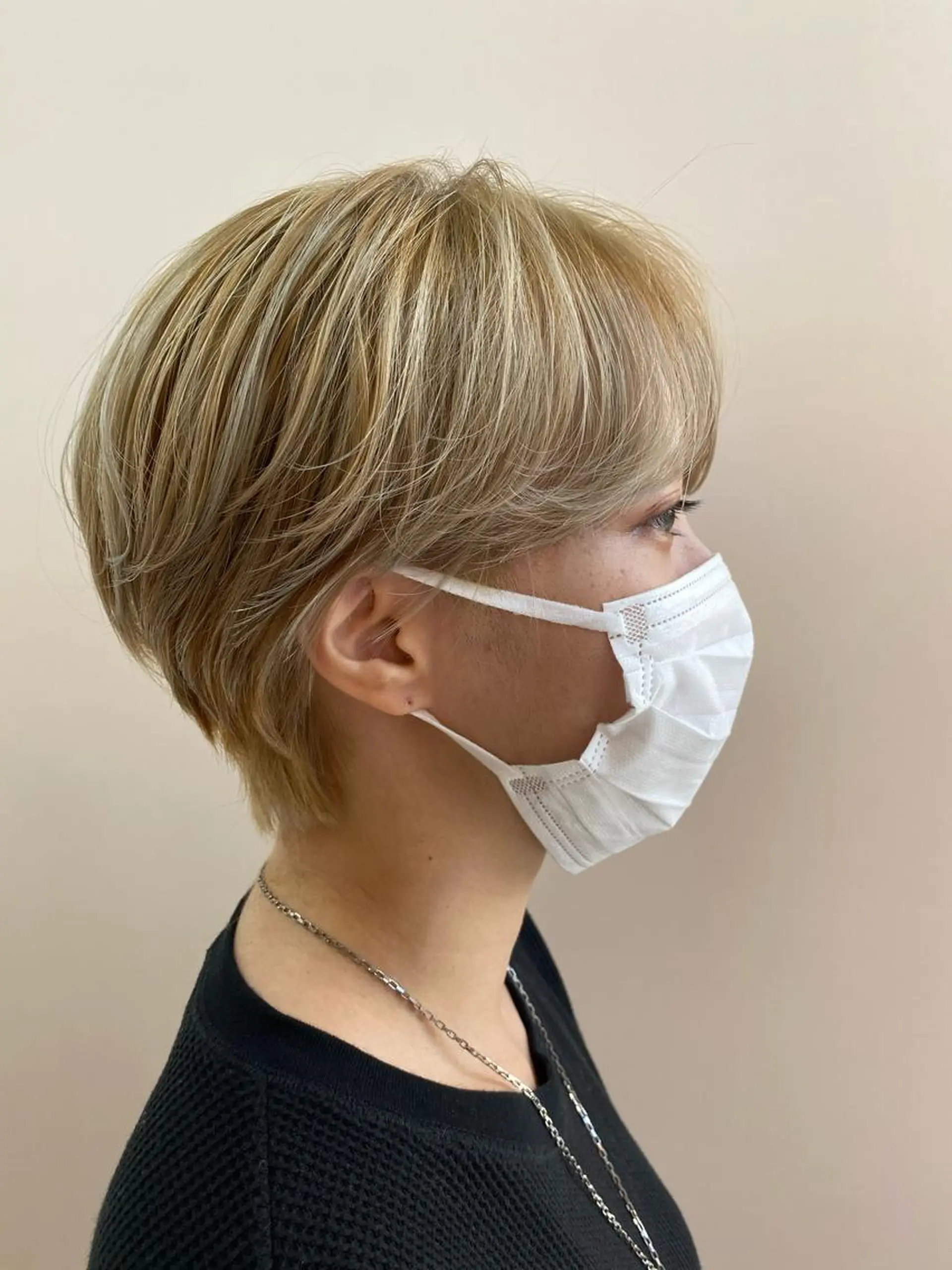 ショート カラー ブリーチ イルミナカラー カット ヘアカラー 小顔レイヤー/ ベージュ🤍Rieのヘアスタイル