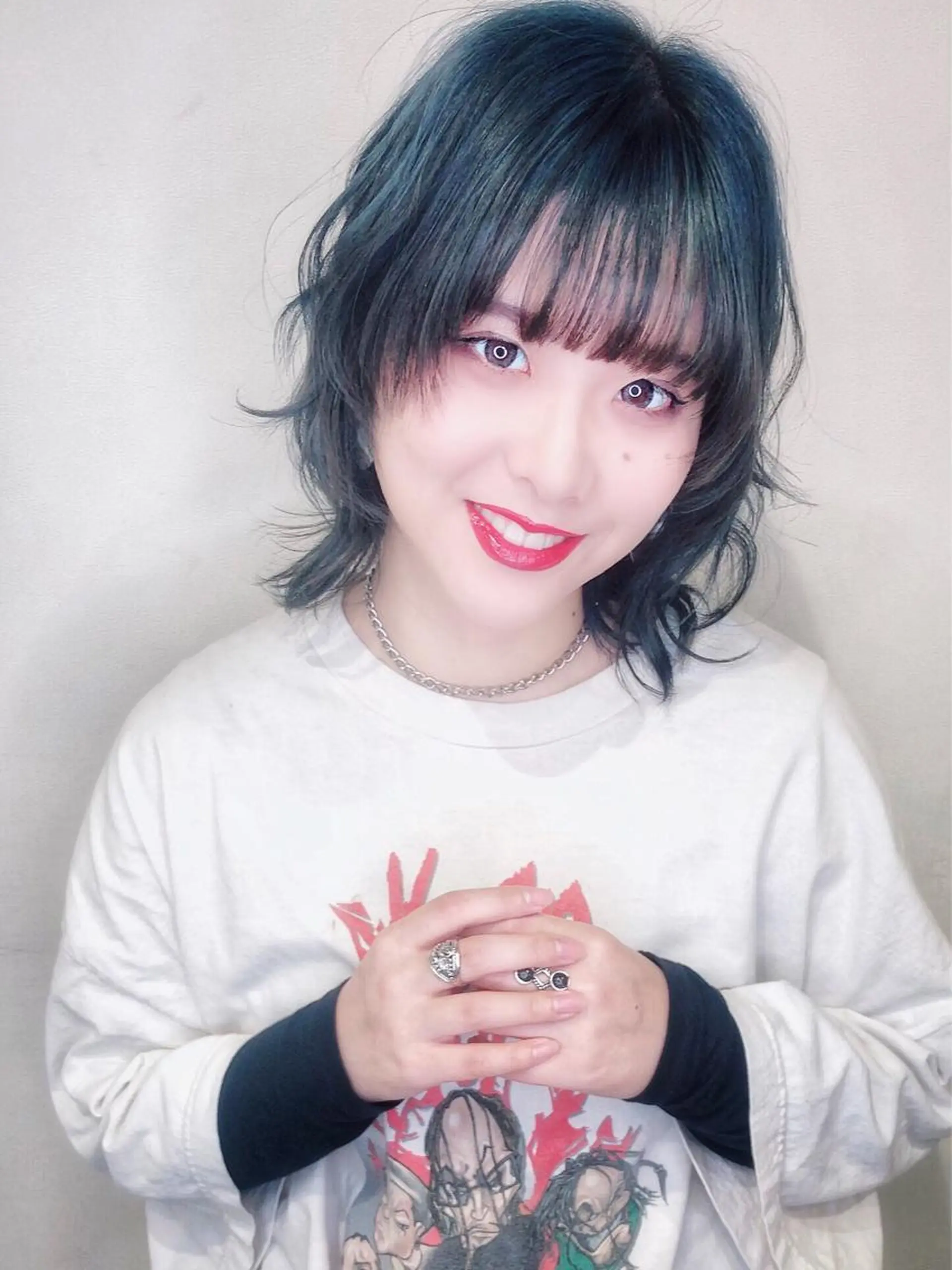 ミディアム カラー ウルフカット／吉村 桃子のヘアスタイル