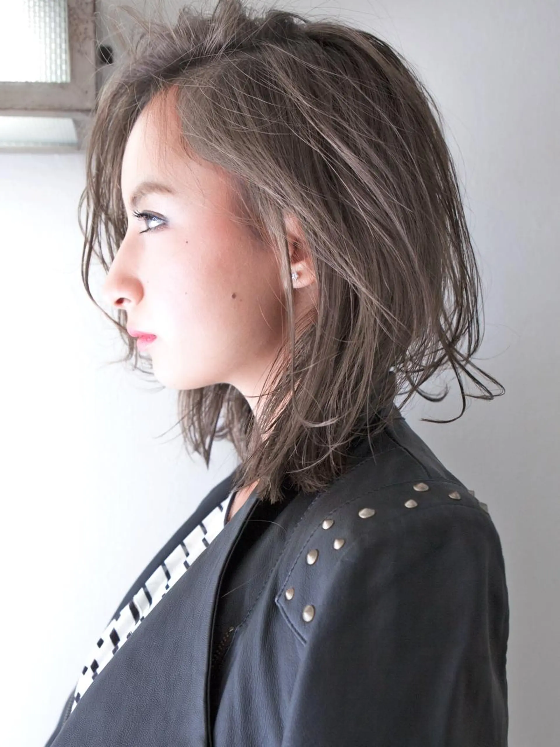 ミディアム カラー アッシュ ブリーチ グレージュ カット ヘアカラー トリートメント Livingu youのヘアスタイル