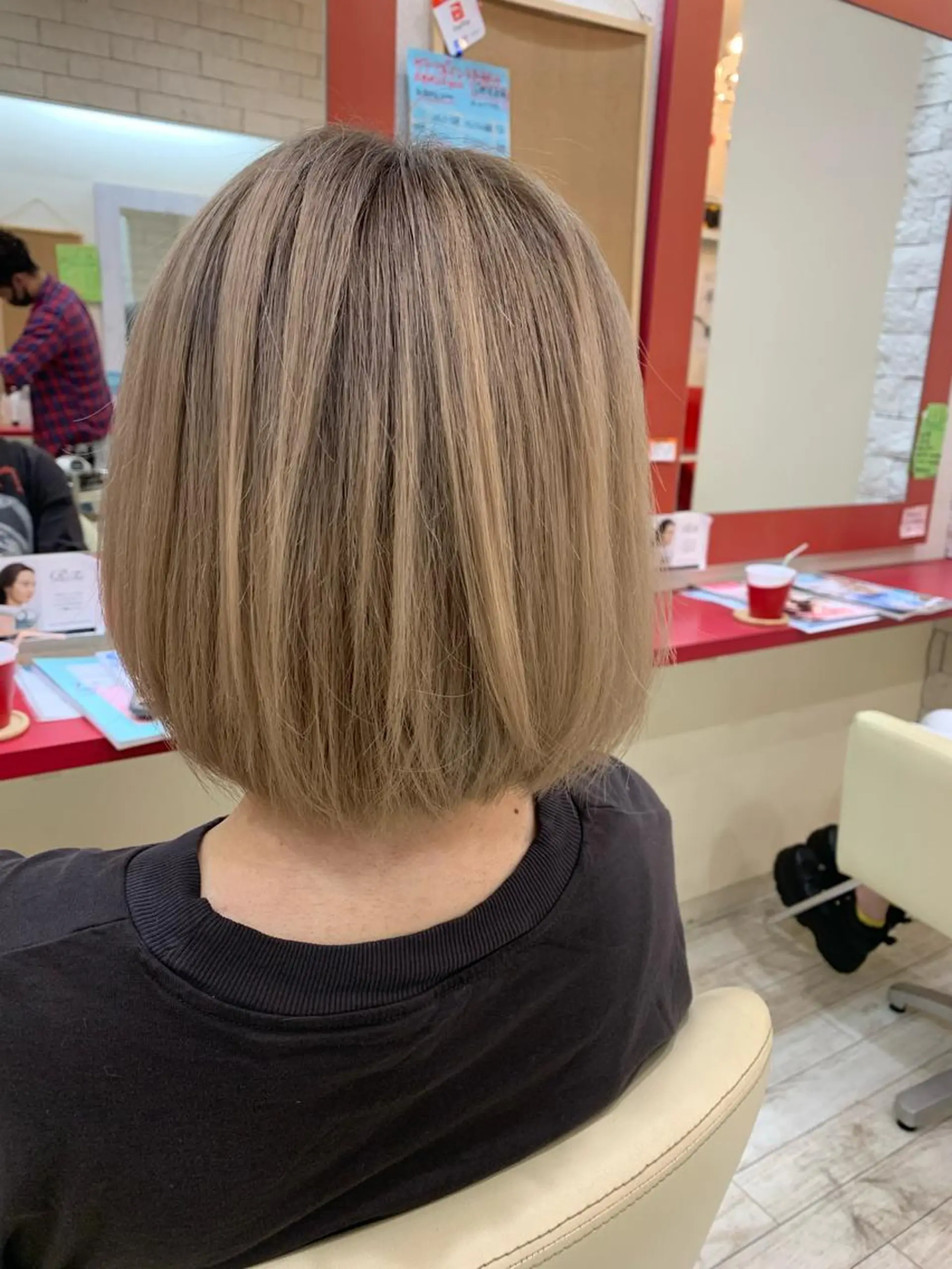 ミディアム カラー ヘアアレンジ ベージュカラー 今村公介 ブリーチ特化、派手髪のヘアスタイル