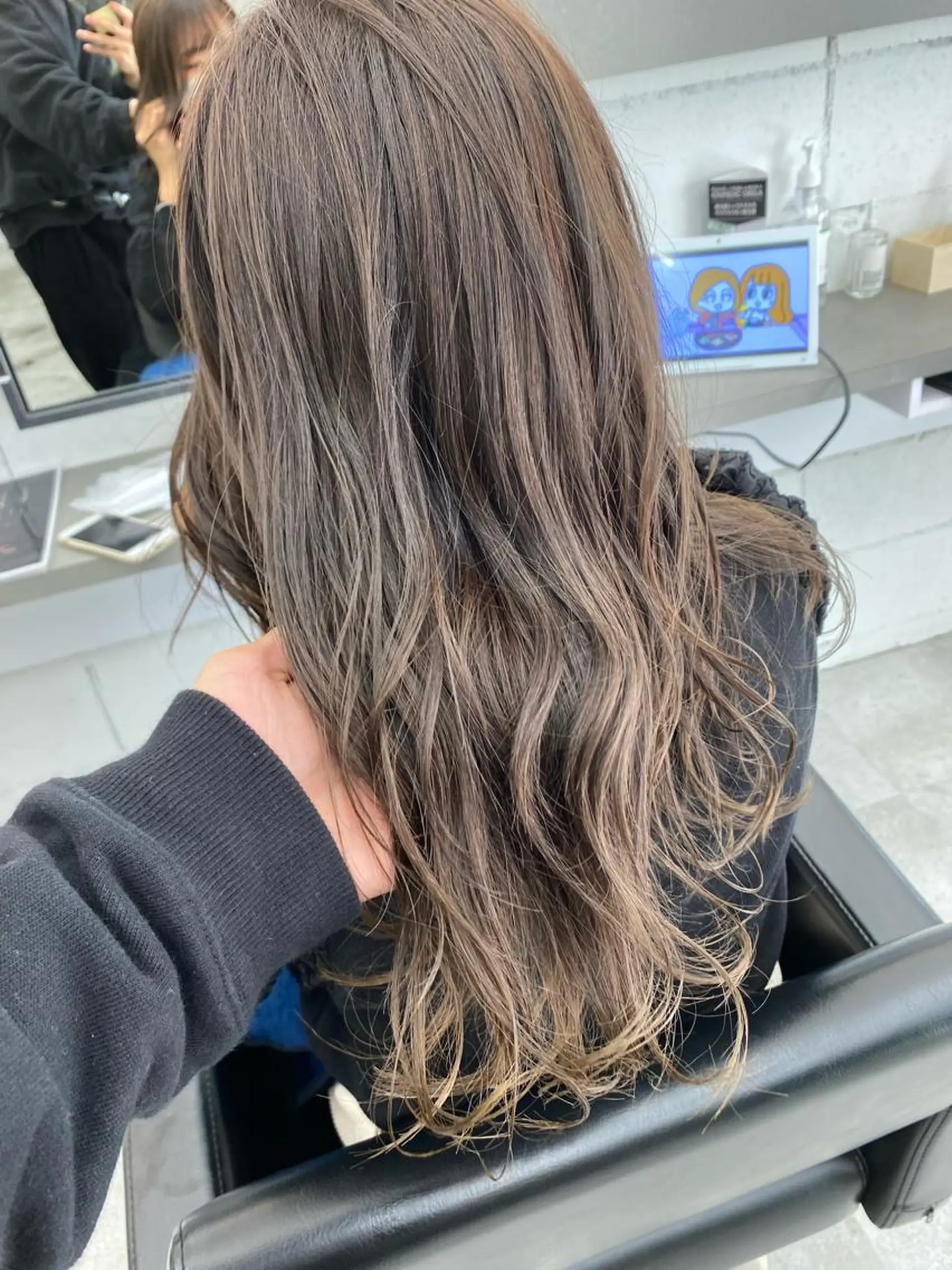 セミロング カラー パーマ ヘアアレンジ メンズ キッズ ネイル マツエク・マツパ ベージュカラー 韓国🇰🇷レイヤー カットオリーブカラーのヘアスタイル