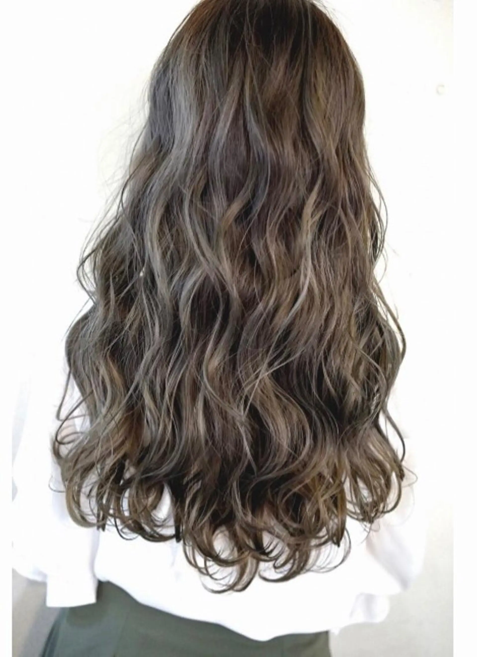 セミロング カラー アッシュ アッシュグレー バレイヤージュ ハイライトカラー ハイライト ケア剤オタク×海外 ヘア長谷川裕起のヘアスタイル