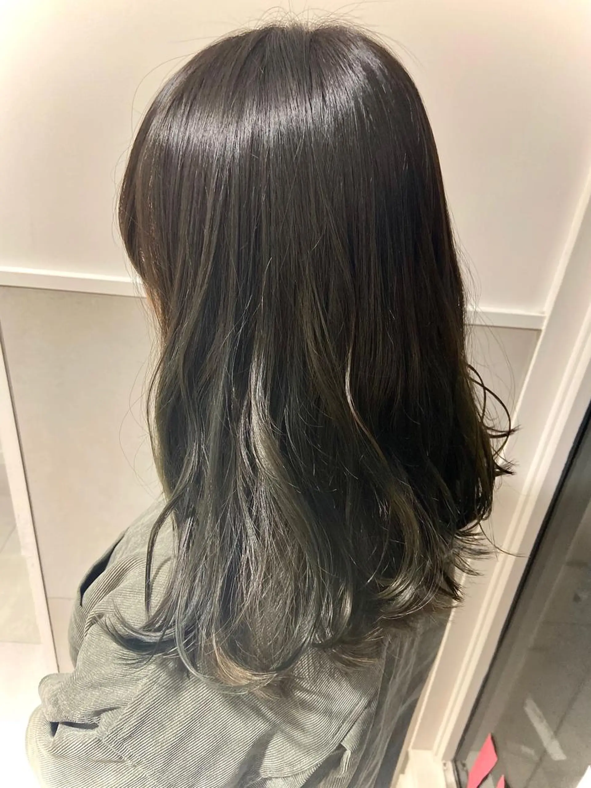 セミロング カラー アッシュ オリーブアッシュ 小栗 麻衣のヘアスタイル