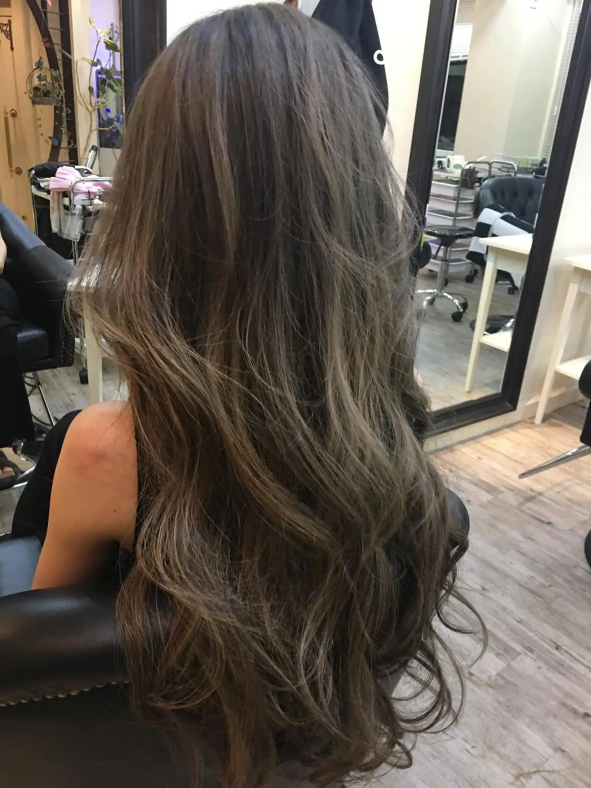 ロング カラー 鶴見 和美のヘアスタイル