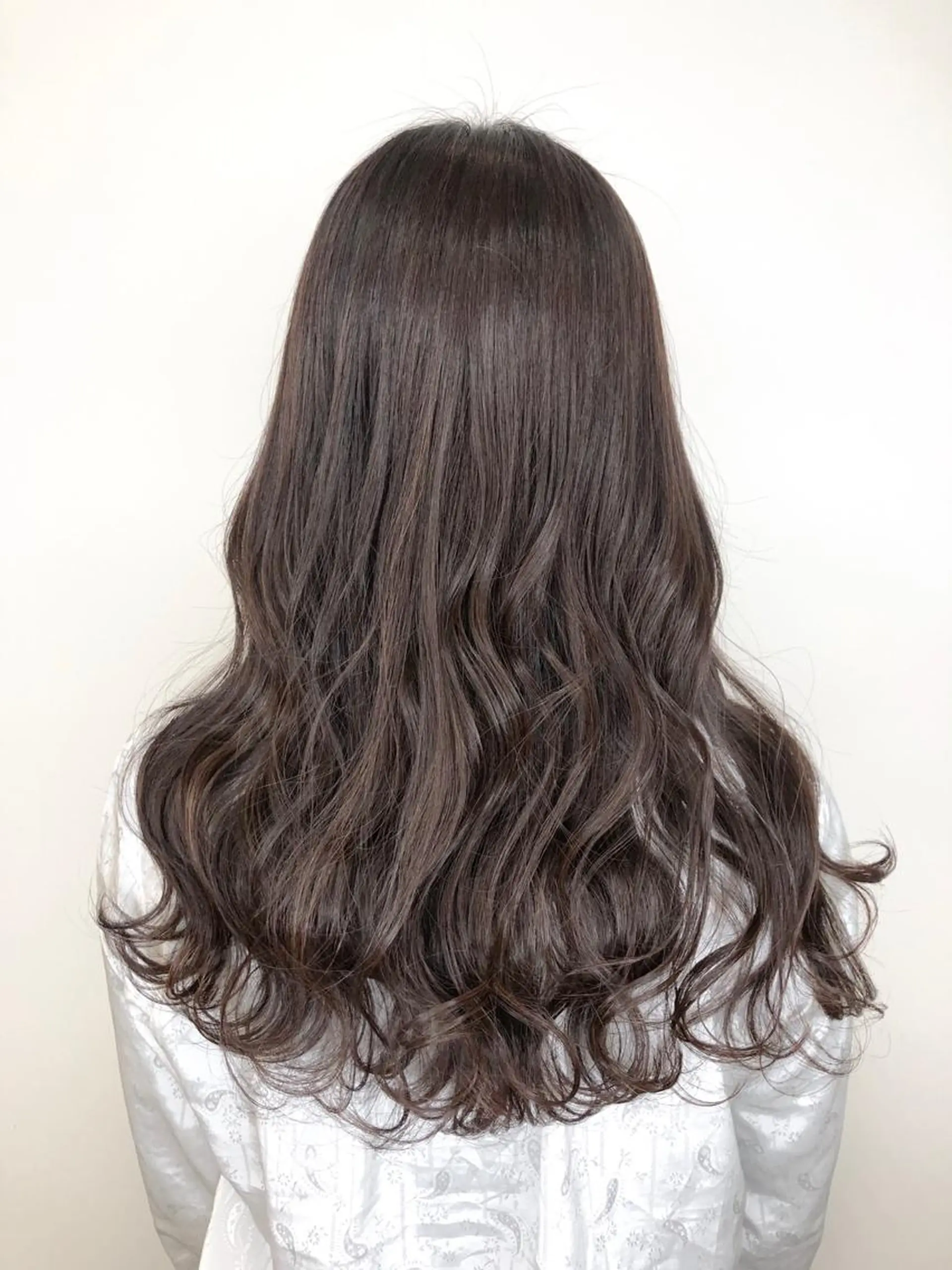 セミロング カラー グレージュ 【透明感、艶髪】西村 有司のヘアスタイル