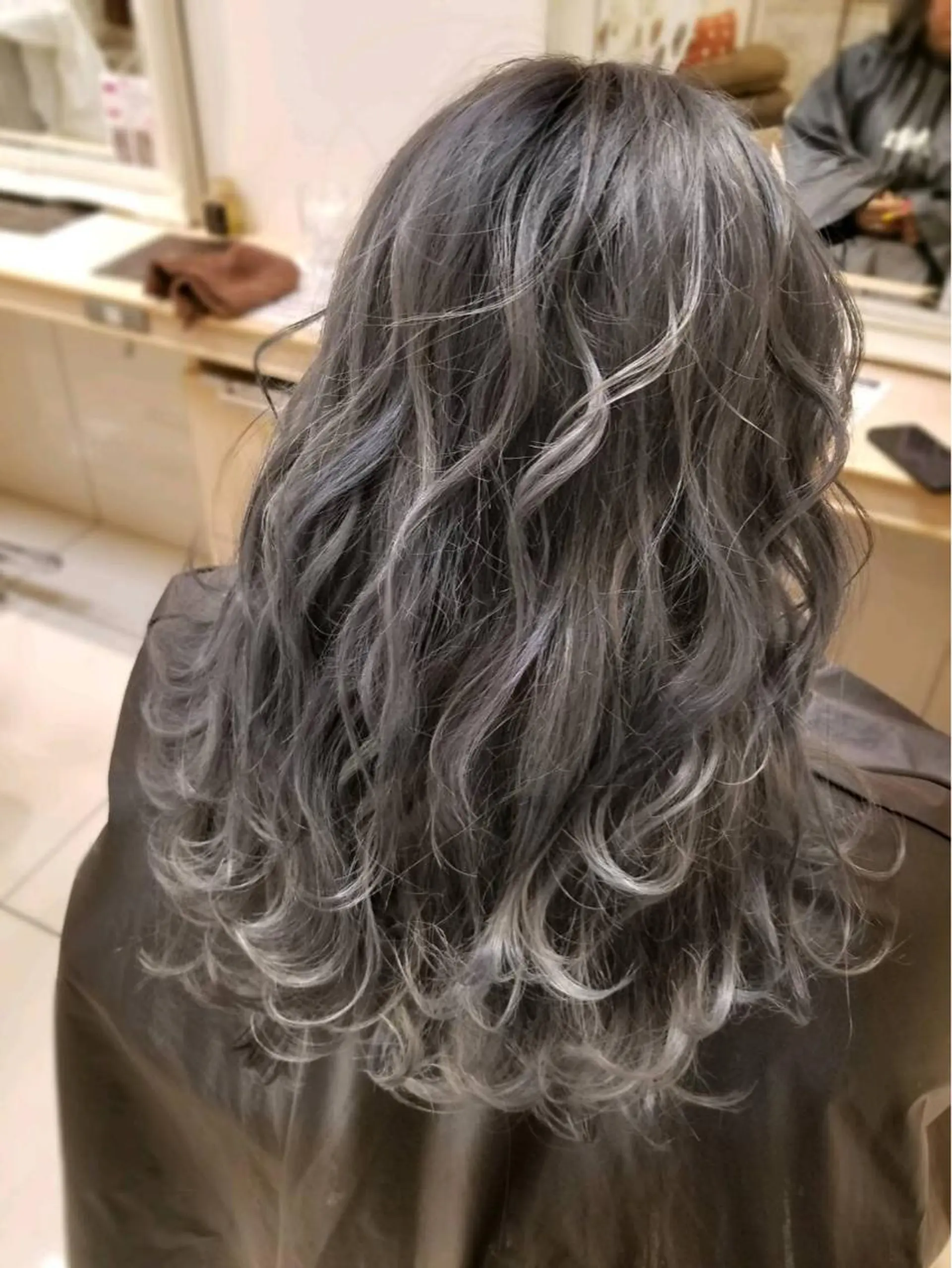 ミディアム ヘアカラー SHIRATORI MITSUKIのヘアスタイル