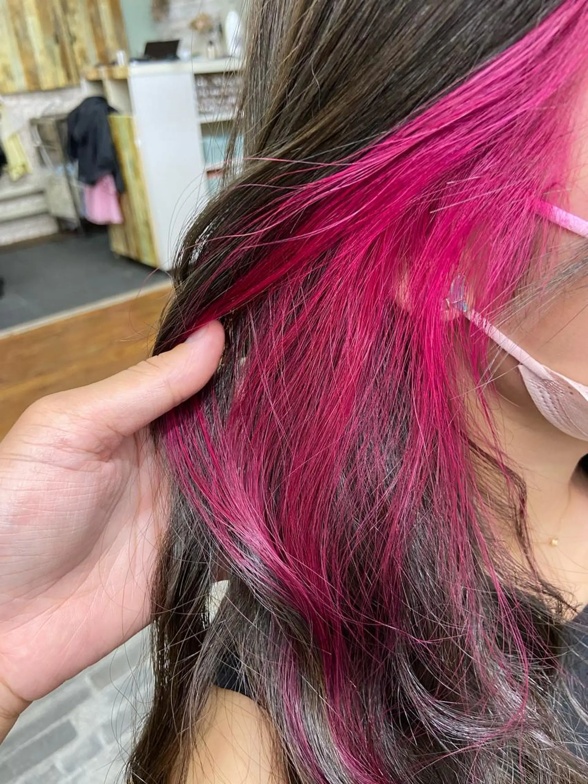 ミディアム カラー ブリーチ イヤリングカラー ピンクカラー カット ヘアカラー トリートメント 大坪 拓斗のヘアスタイル