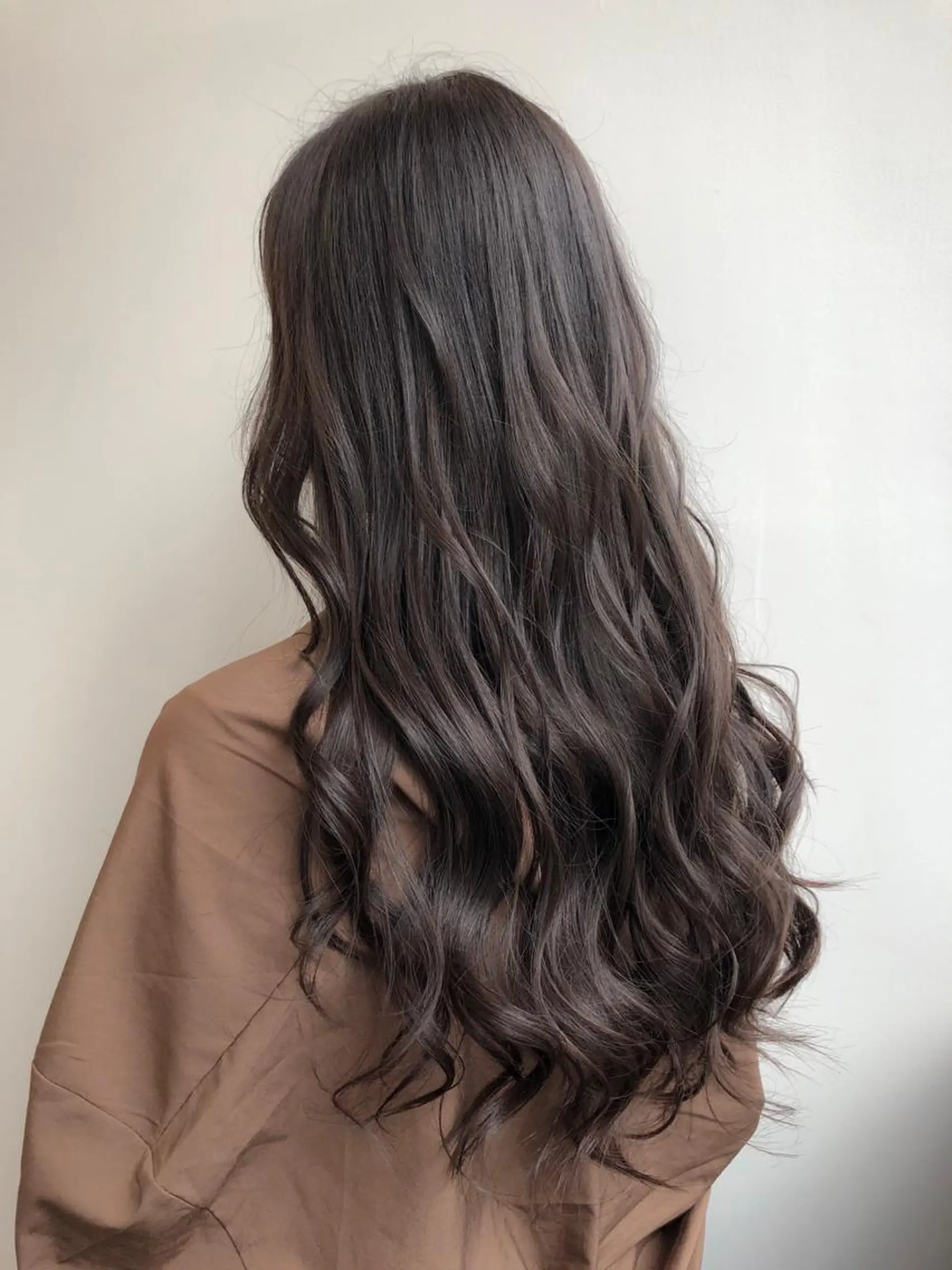 ロング カラー アッシュ アッシュグレー 【透明感、艶髪】西村 有司のヘアスタイル