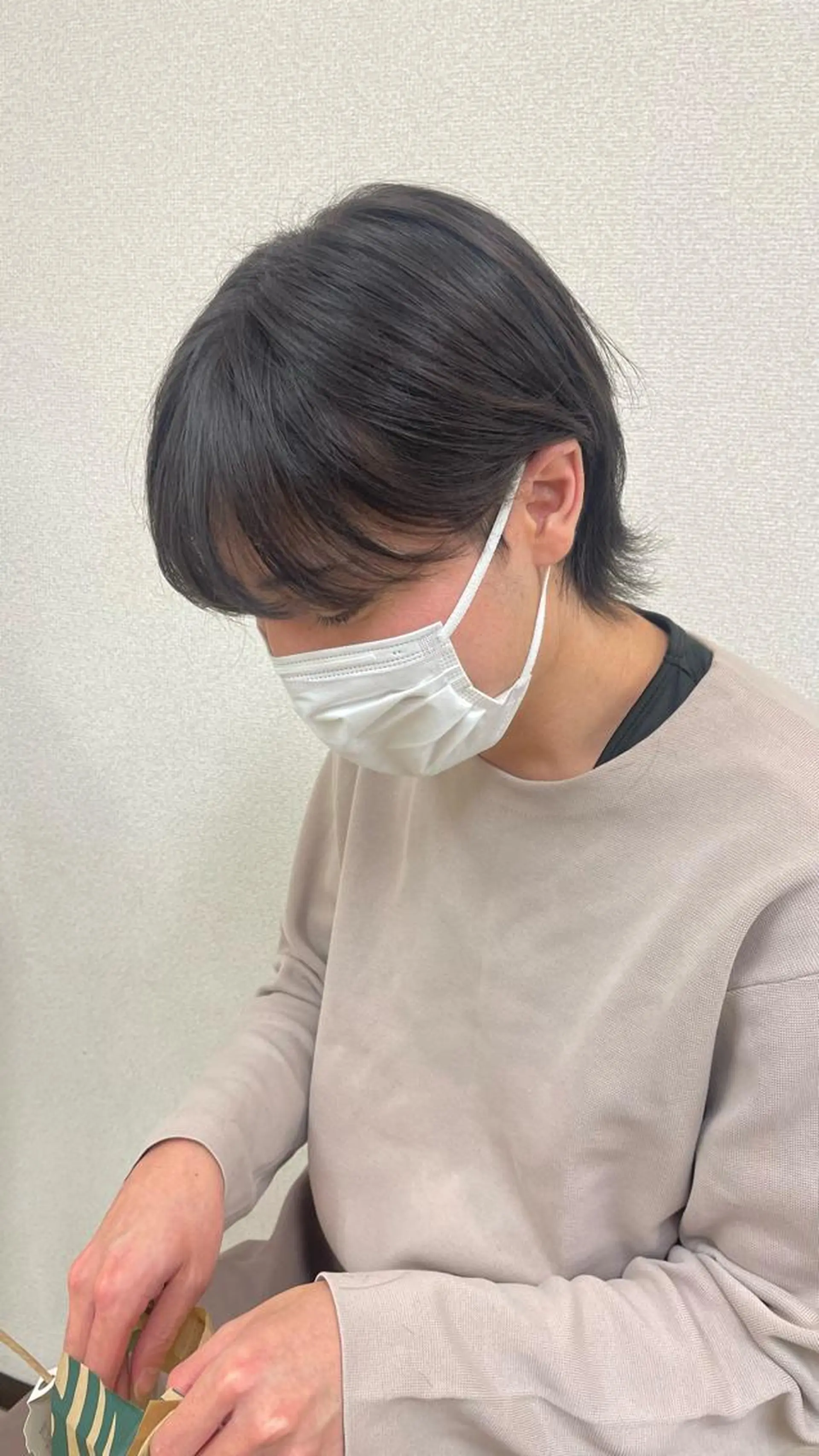 ミディアム メンズ ミディアムパーマ センターパート カルマパーマ メンズ韓国風 メンズパーマ もりたみかこ 美容師お休み中のヘアスタイル