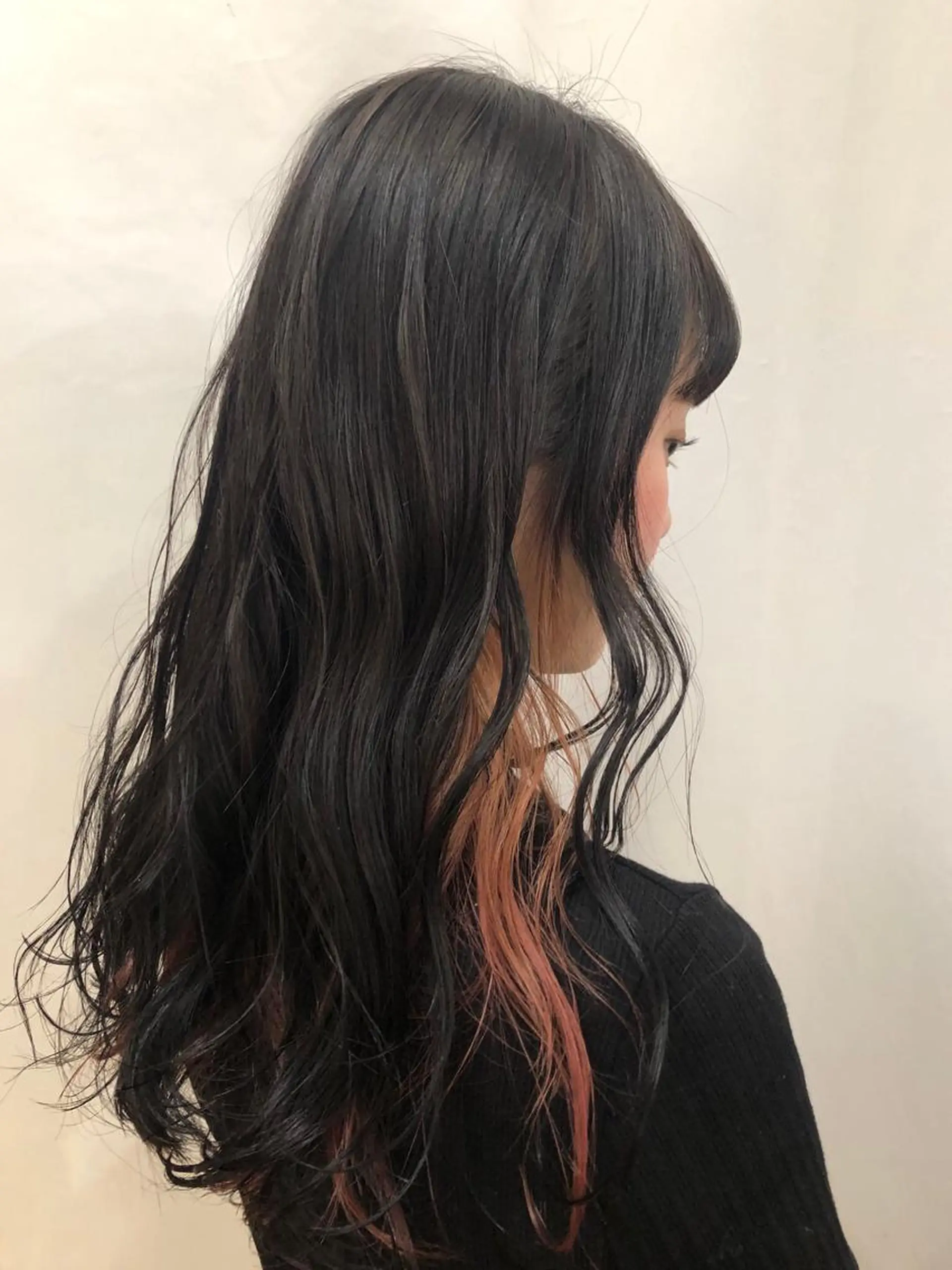 セミロング カラー ヘアアレンジ 黒髪 インナーカラー レッドカラー 髪質改善✨石塚 真梨奈のヘアスタイル