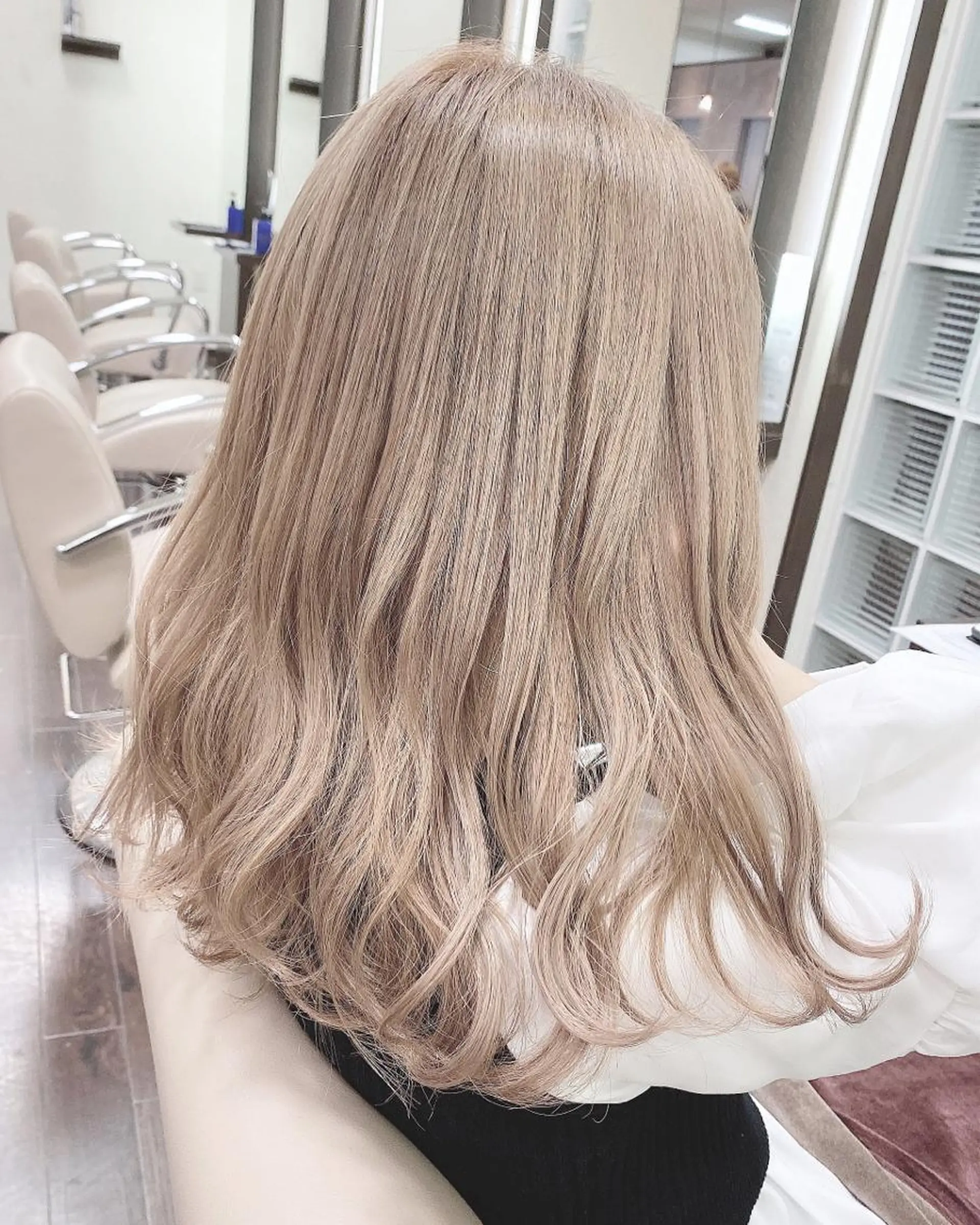 セミロング カラー ベージュカラー グレージュ ミルクティーベージュ ミルクティーグレージュ ホワイトベージュ ヘアカラー 具志 正太のヘアスタイル