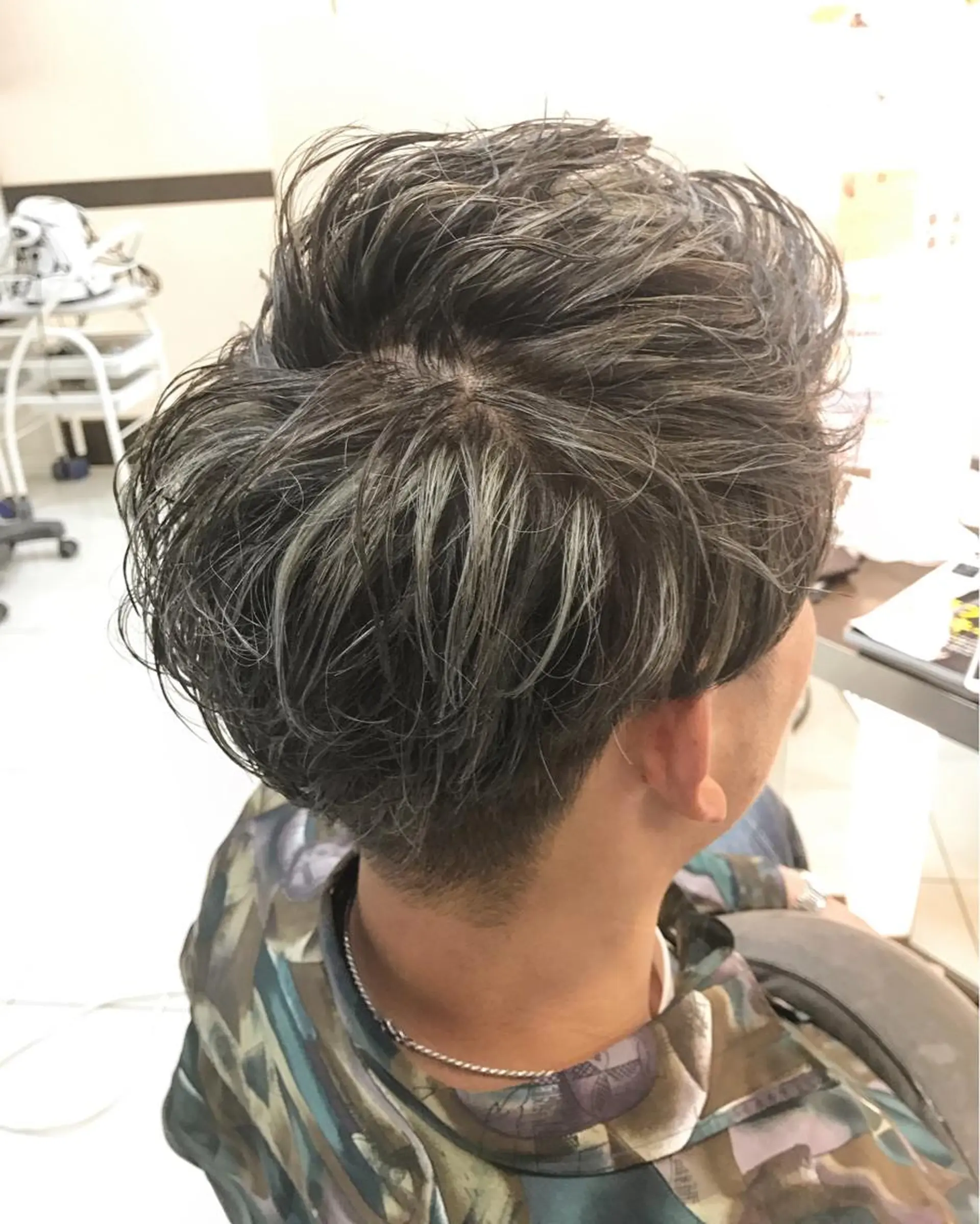 ショート カラー パーマ メンズ メンズハイライト アッシュ ハイライトカラー オリーブアッシュ ハイライト カット ヘアカラー 🟦メンズパーマ🟦 横浜駅｜小上馬淳司のヘアスタイル