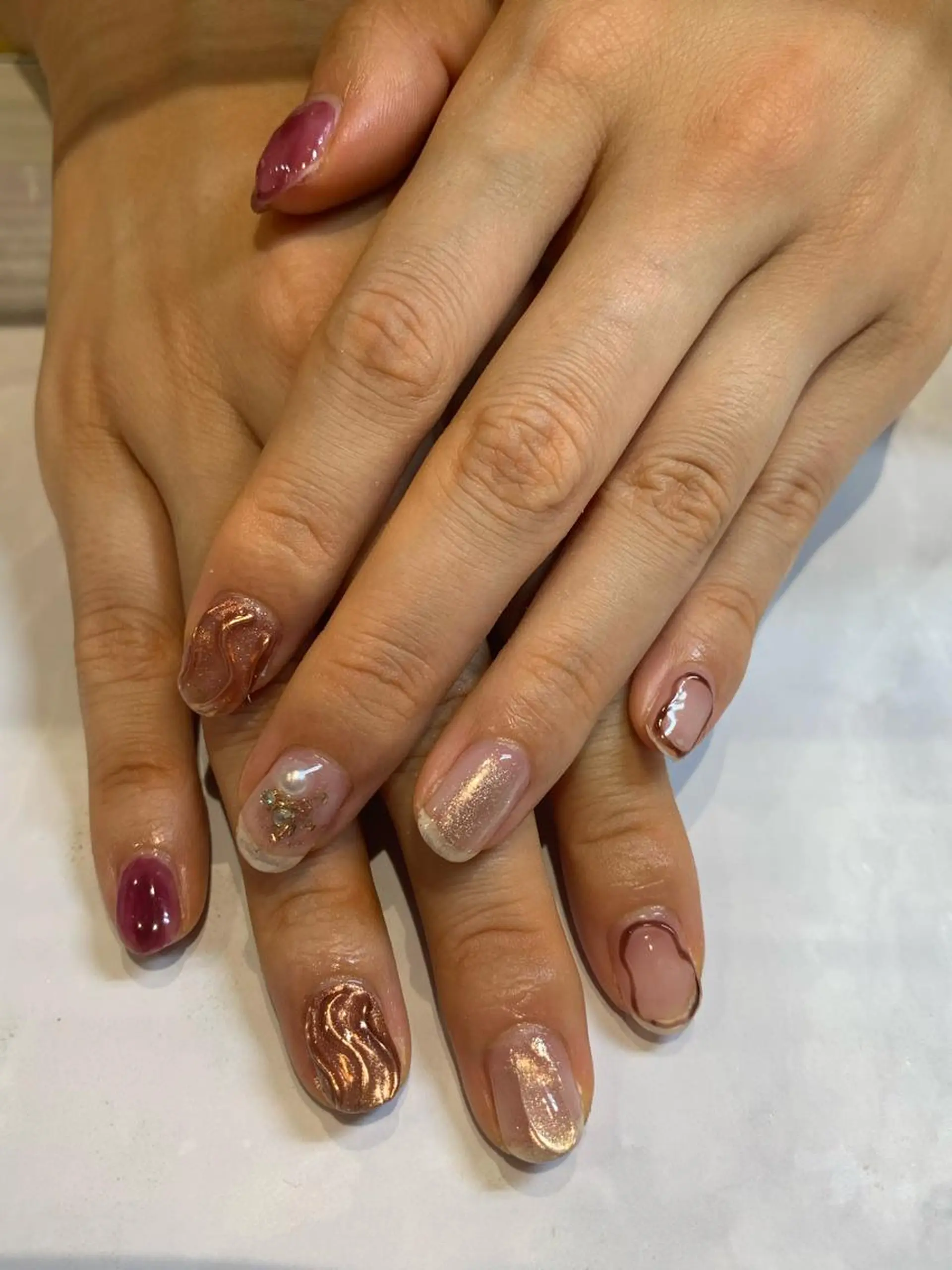 ネイル ブラウン マキノ ユイのネイルデザイン