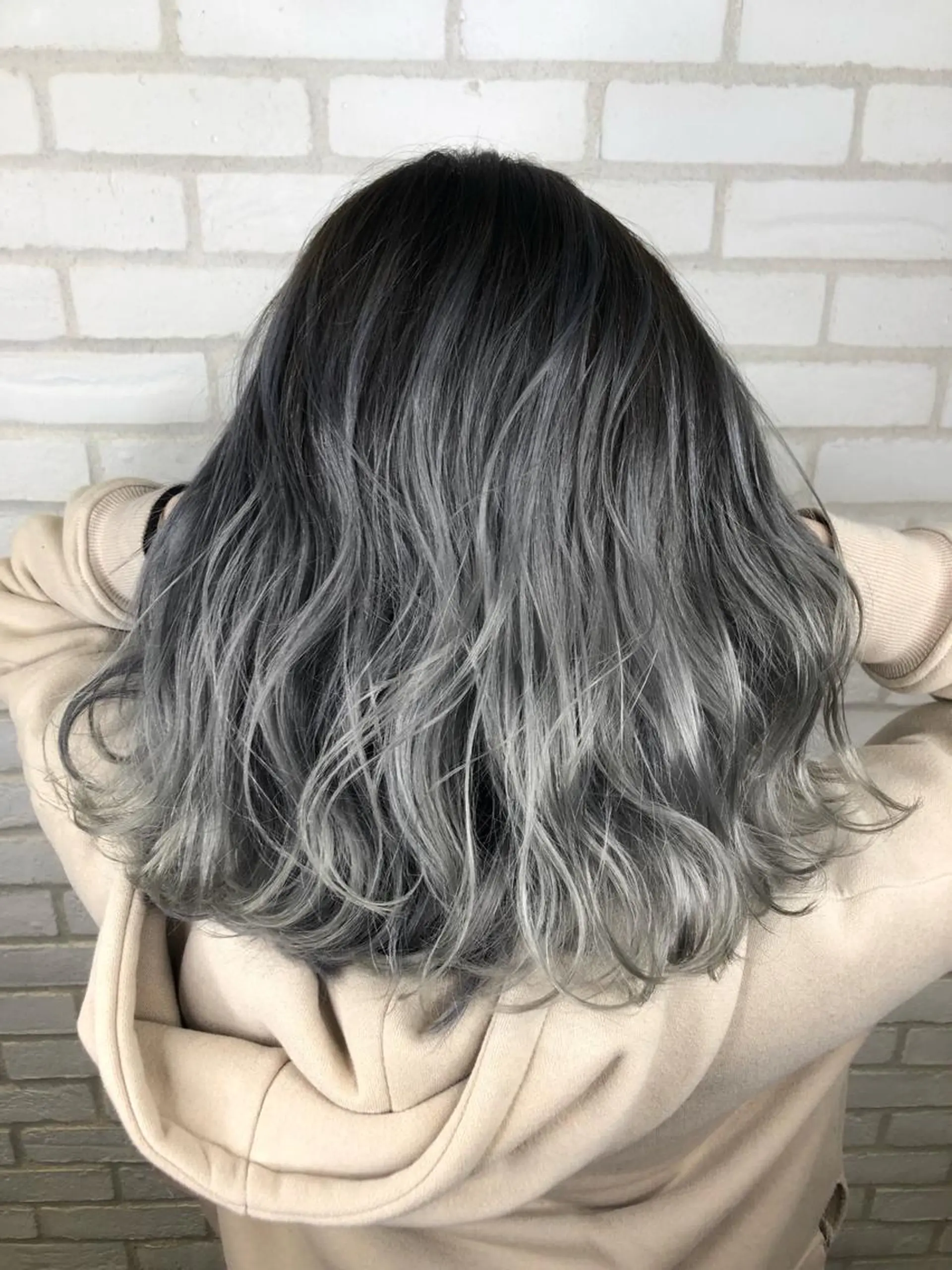 ミディアム カラー 小島 侑衣のヘアスタイル