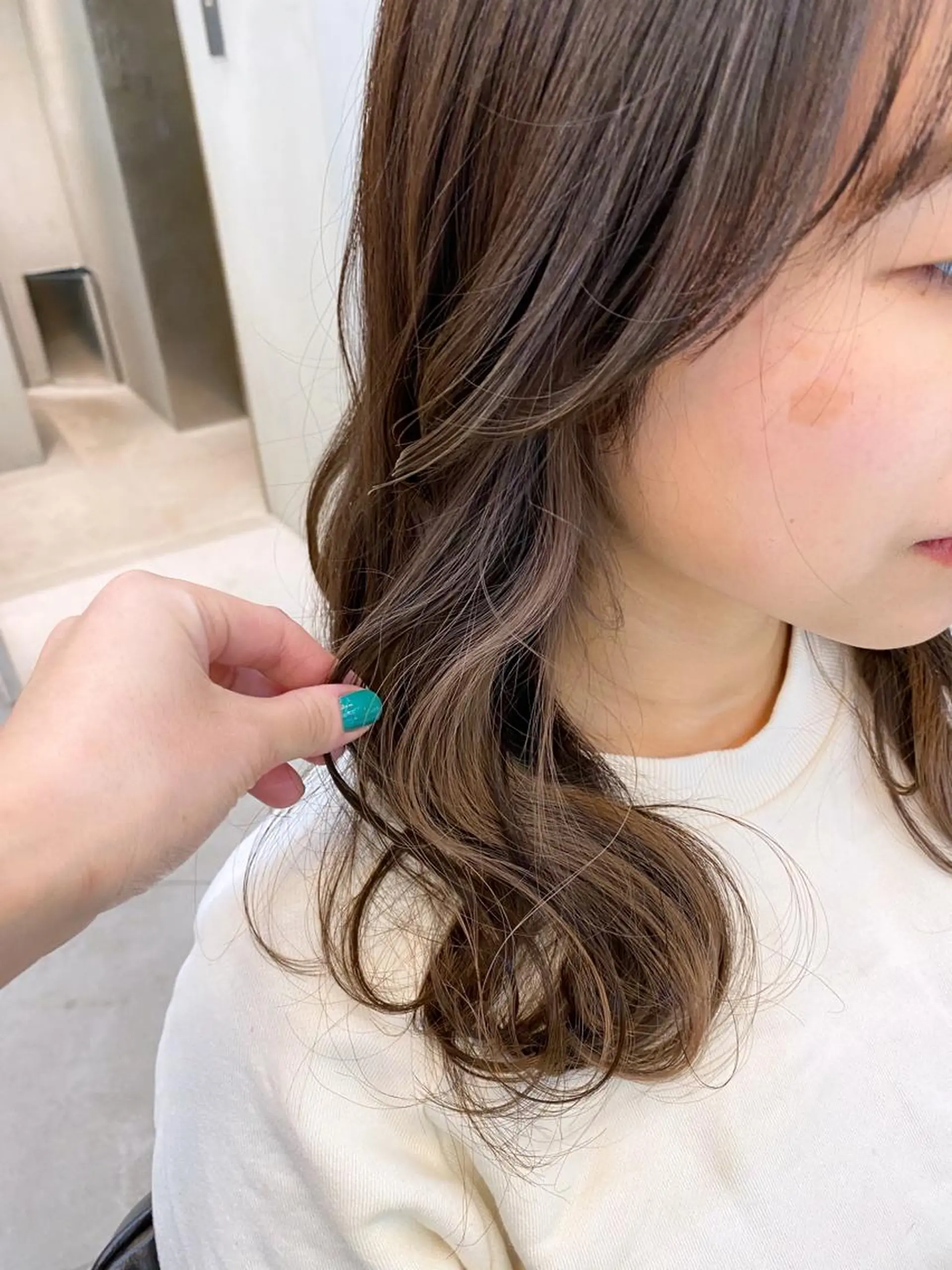 セミロング カラー 岡野 静華のヘアスタイル