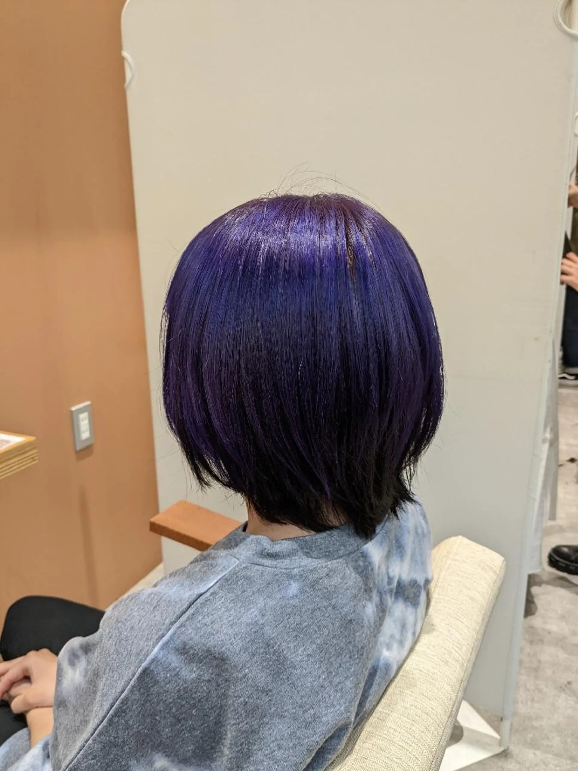 ミディアム カラー ブリーチ ブルーカラー パープルカラー カット ヘアカラー 山口 惇史のヘアスタイル