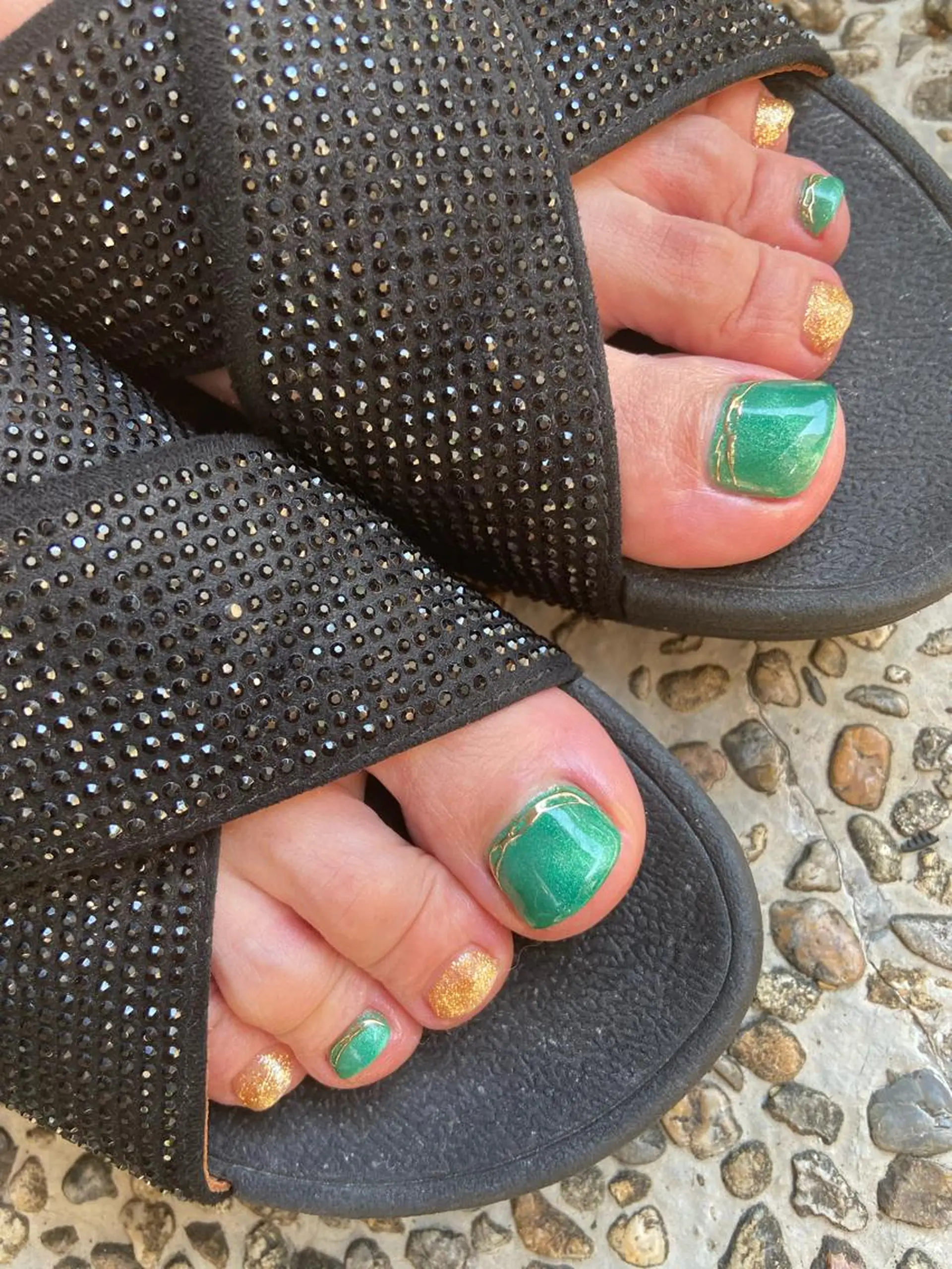 ネイル フットネイル グリーン キラキラネイル マグネットネイル ミラーネイル ネイルサロン ステラのネイルデザイン