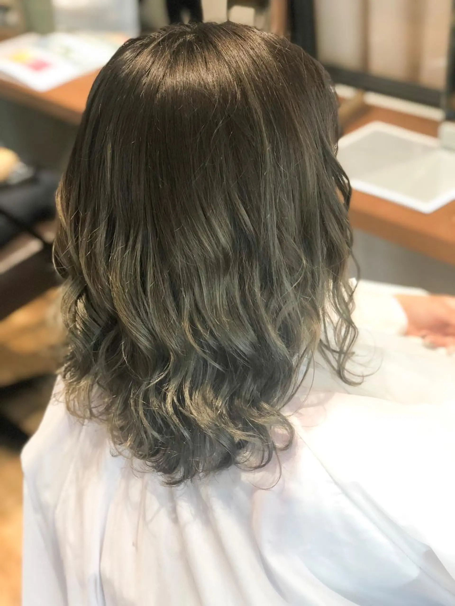 ミディアム カラー グレージュ あらい なつみのヘアスタイル