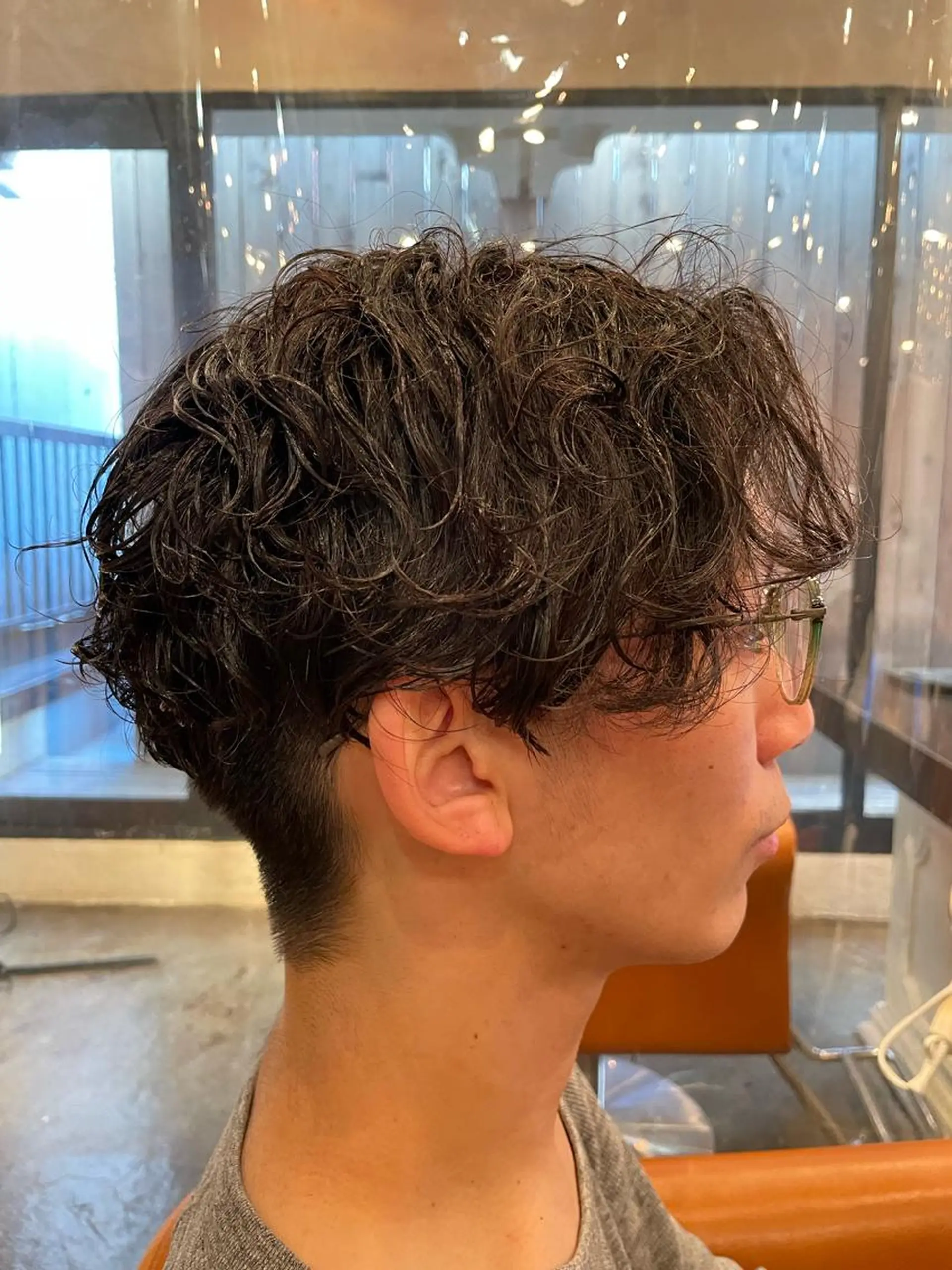 ショート パーマ メンズ センターパート メンズパーマ スパイラルパーマ カット パーマ 韓国風カット/ 髪質改善 黒崎のヘアスタイル