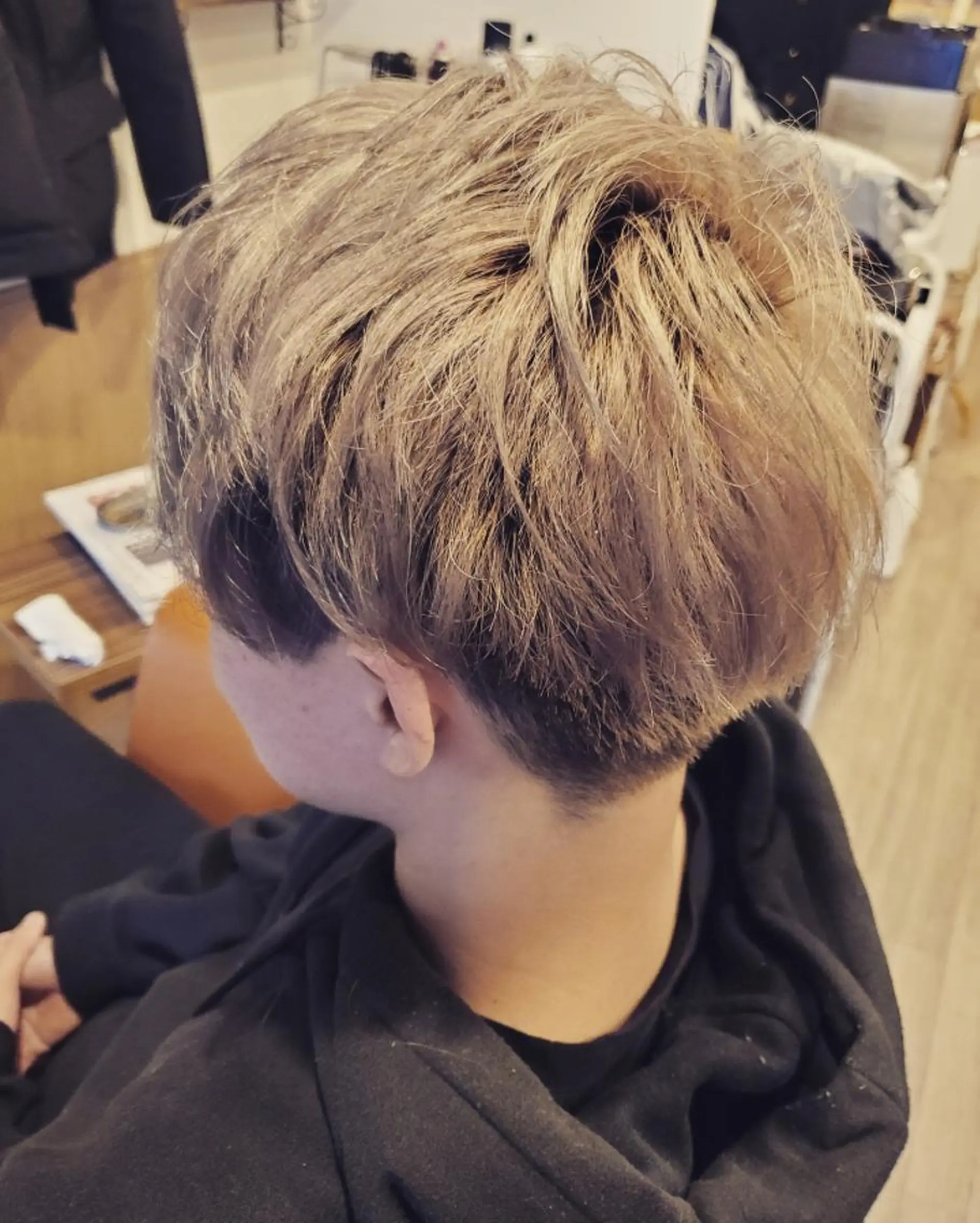 ショート メンズ カラー メンズブリーチ アディクシーカラー ブリーチ 外国人風カラー ヘアカラー spa hair ark 富井直美のヘアスタイル