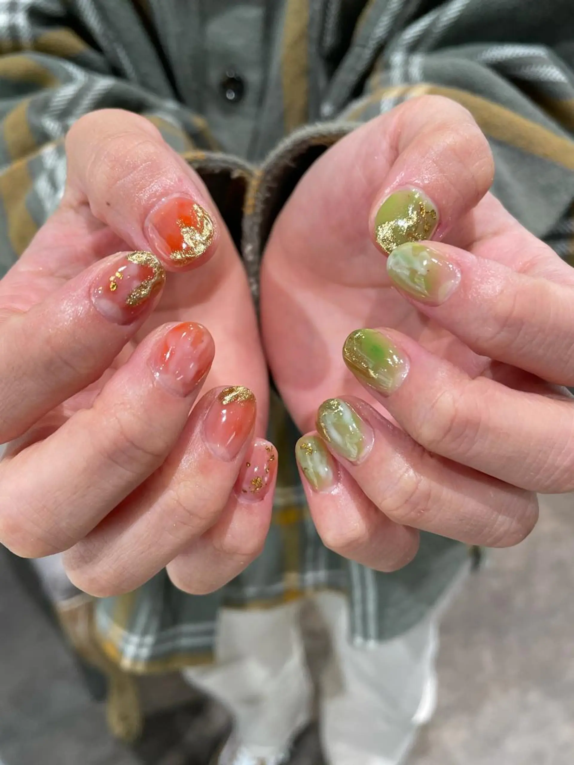 ネイル グリーン ニュアンスネイル オレンジ ハンドネイル ナチュラル透明感🌱 小山美樹子のヘアスタイル