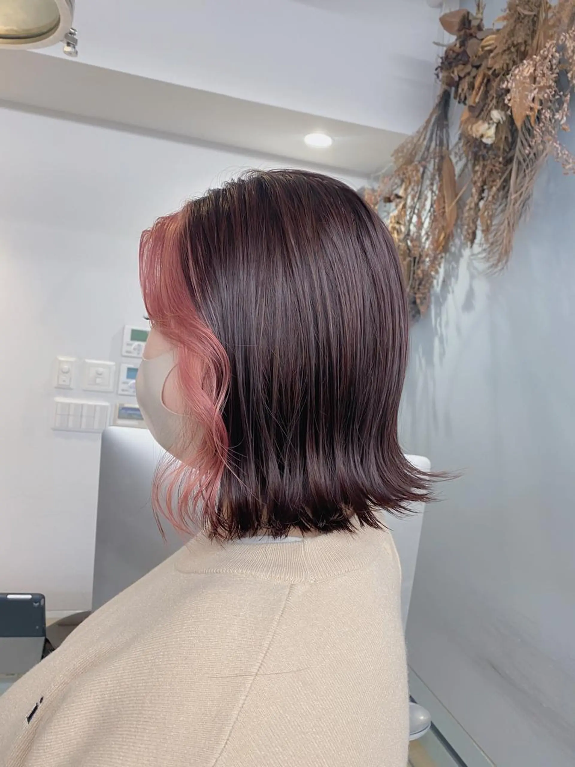 ショート カラー 切りっぱなしボブ ミストバング  フェイスフレーミング ピンクカラー ボブ Flamme Annaのヘアスタイル
