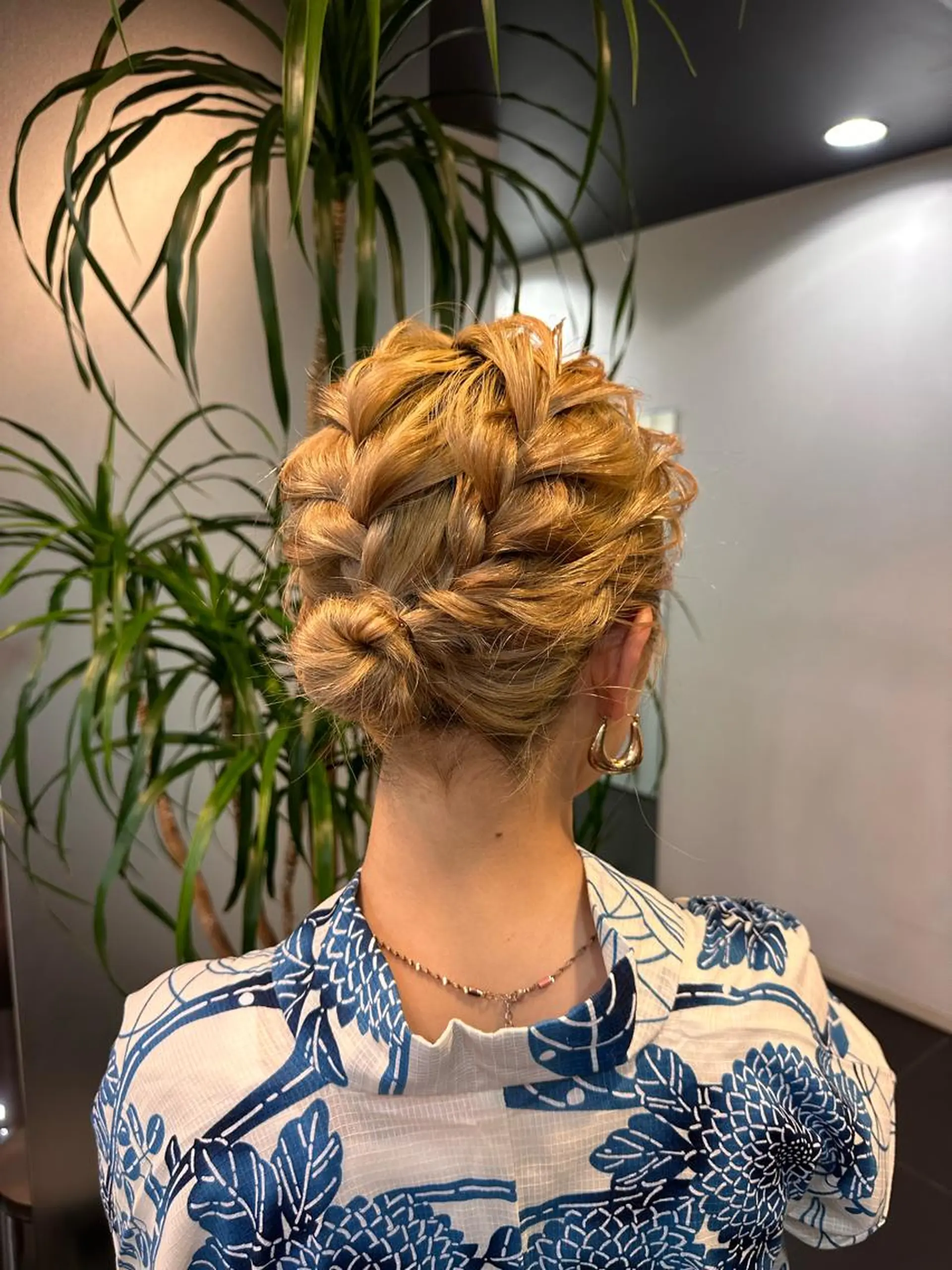 ショート ヘアアレンジ ハイトーン/レイヤー 似合わせ・ユキノのヘアスタイル