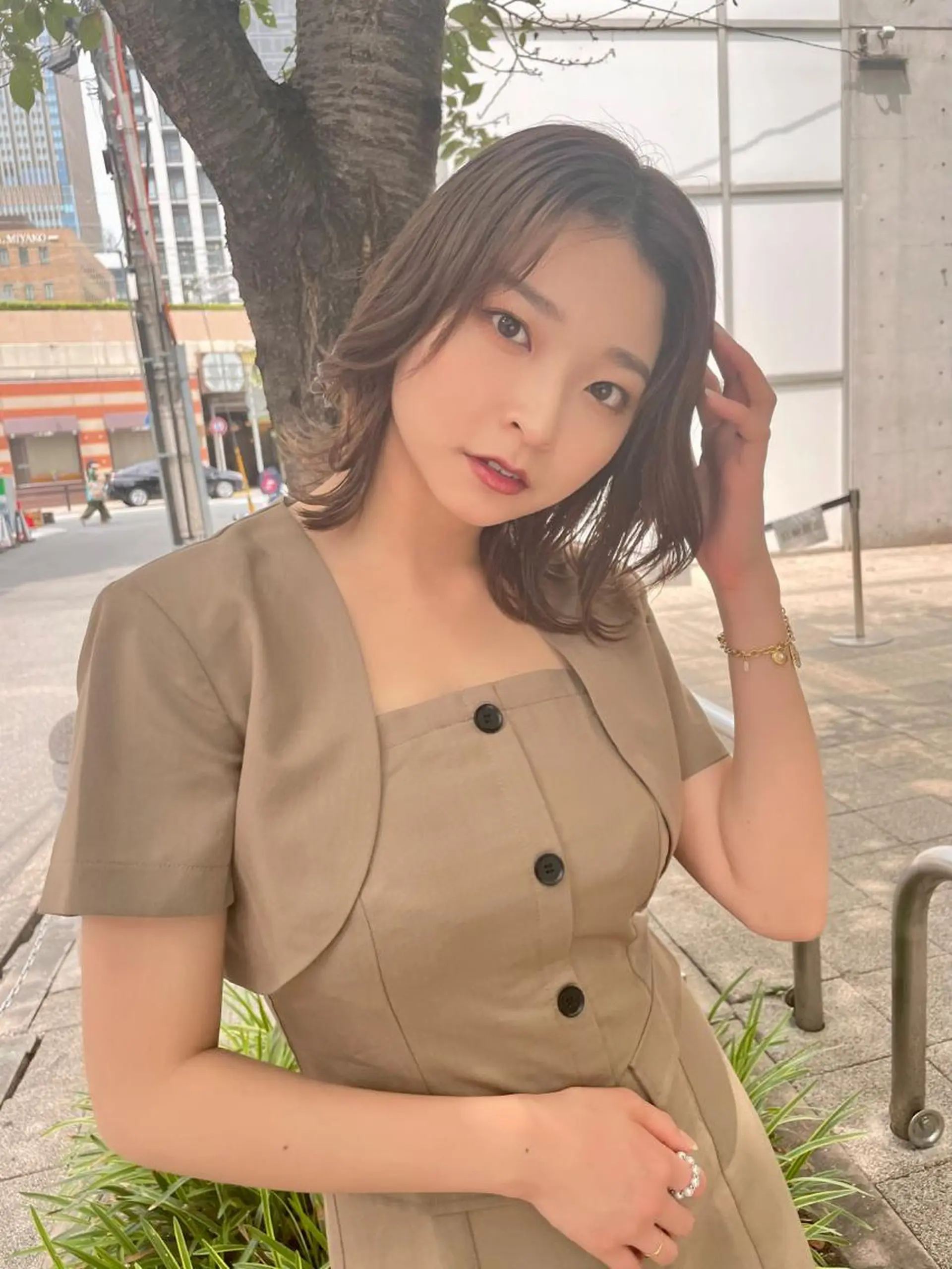 ミディアム カラー 切りっぱなしボブ ミディアムパーマ ボブ 斜めバング レイヤーカット 髪質改善 中川　翔のヘアスタイル