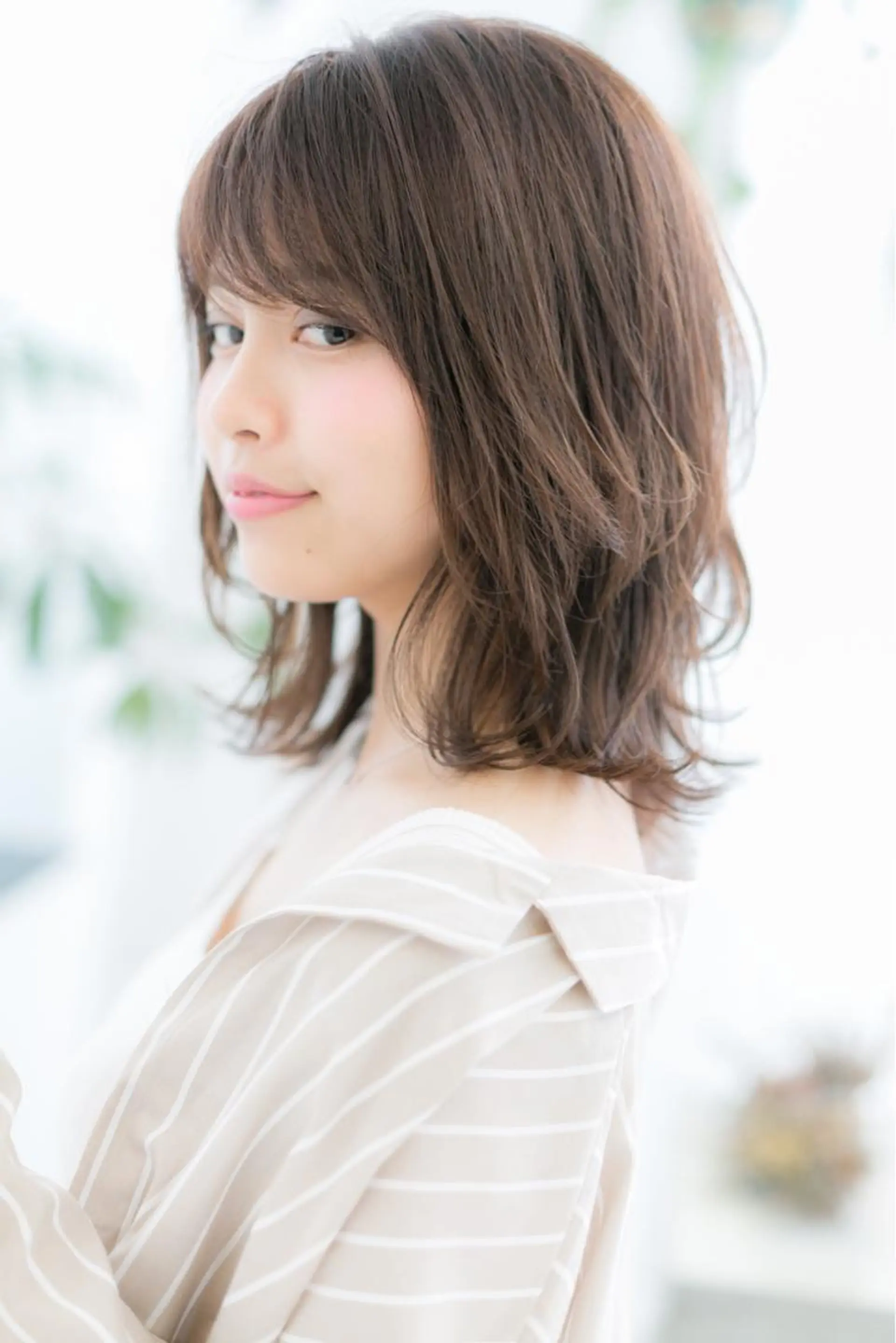 ミディアム カラー ベージュカラー レイヤーカット トップ スタイリストのヘアスタイル