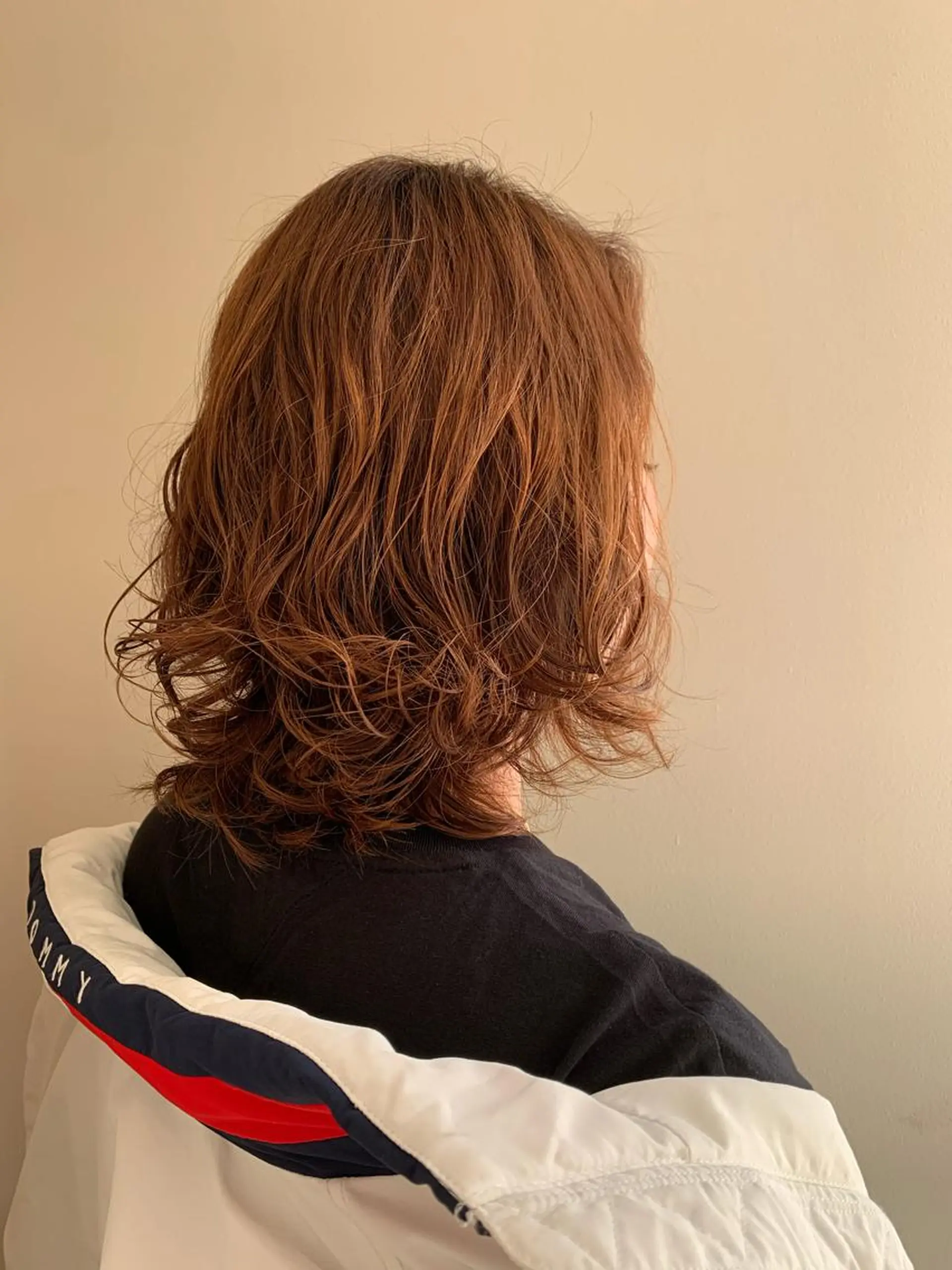 ミディアム パーマ 顔まわりカット✄ ベージュカラー🧸のヘアスタイル