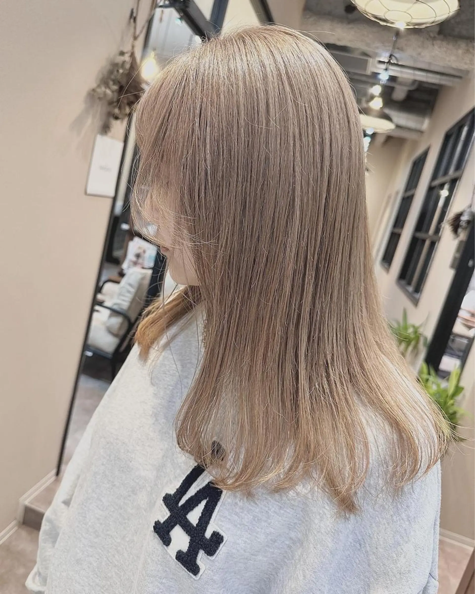 セミロング 🔷ブリーチバレイヤ ージュ🔷飯野達也のヘアスタイル