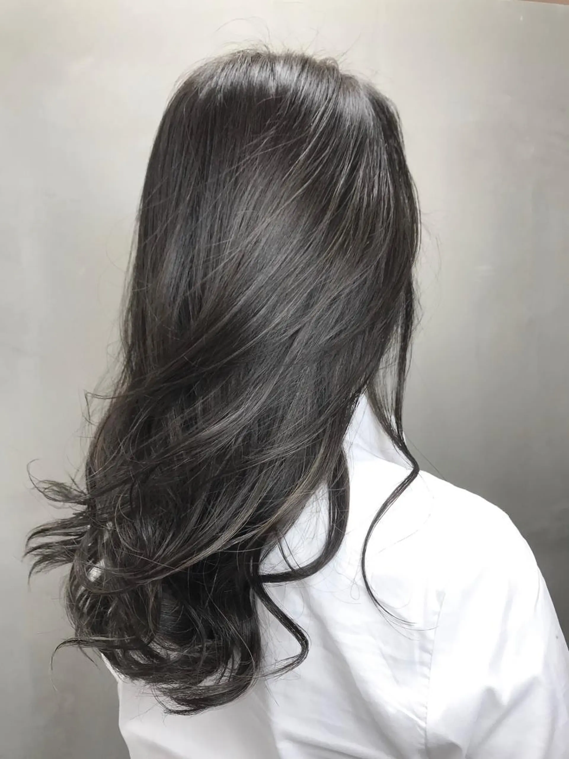 セミロング カラー アッシュ オリーブアッシュ 【透明感、艶髪】西村 有司のヘアスタイル