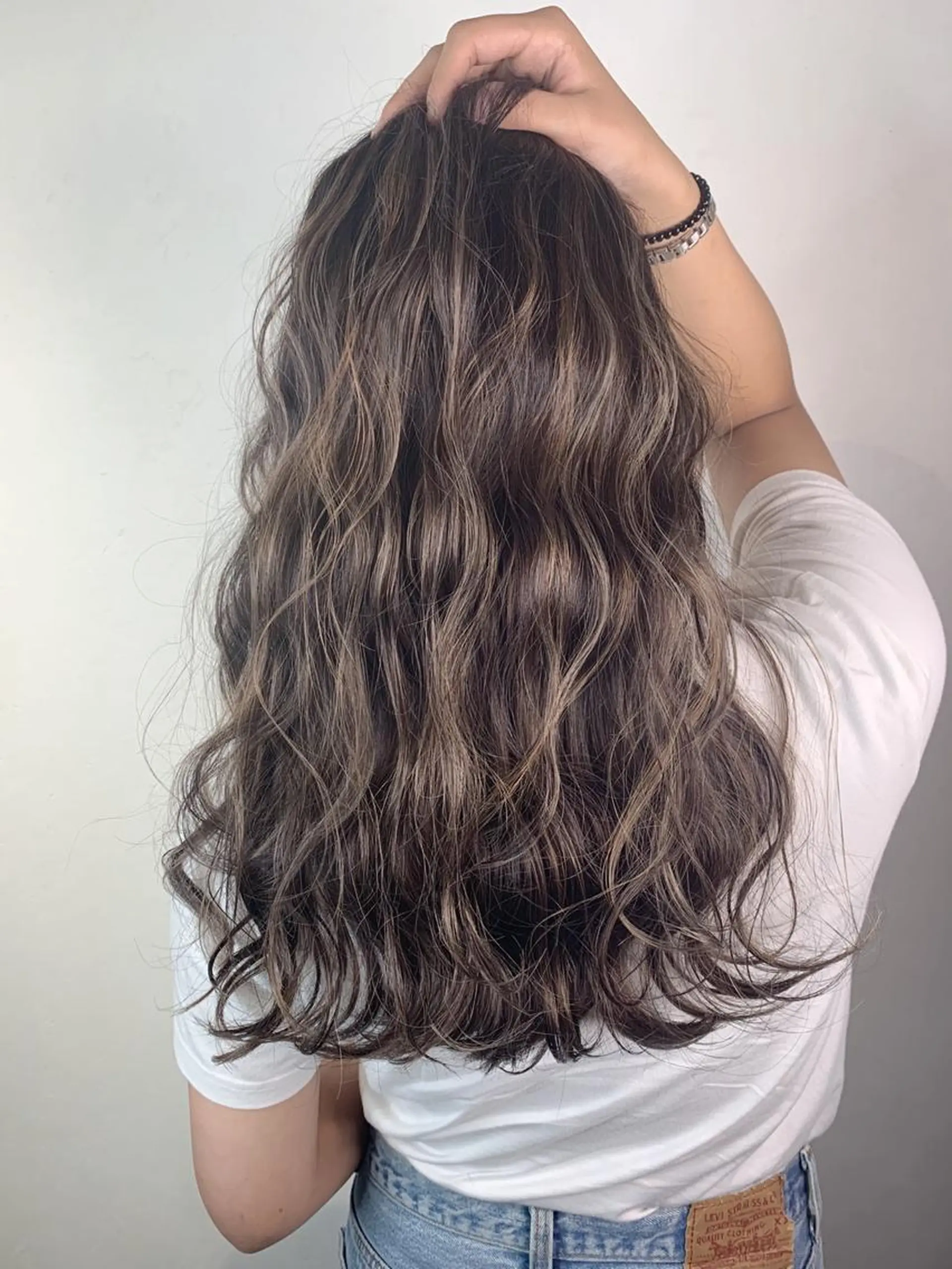 ロング アンダーバーホワイト 堺東店のヘアスタイル