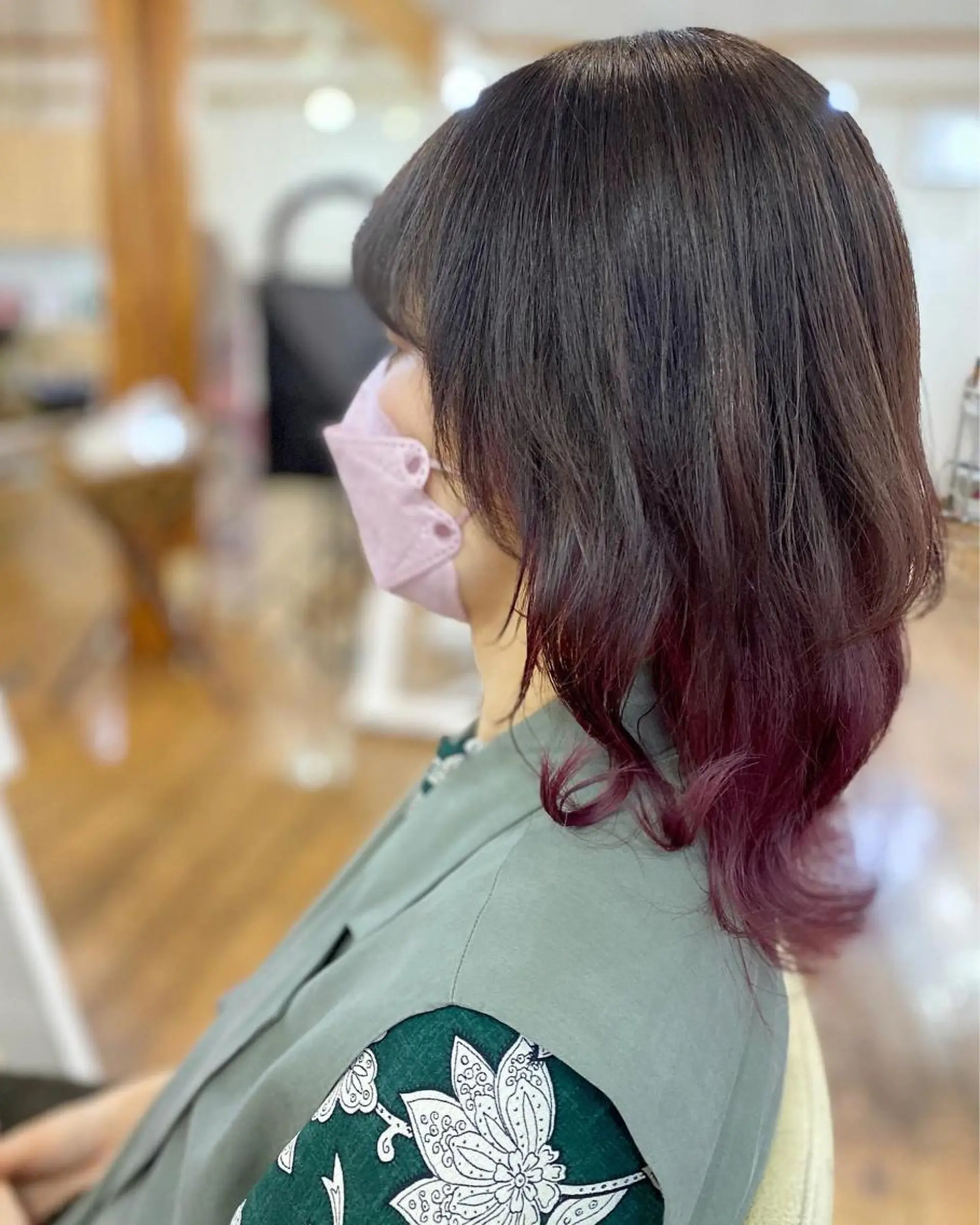 セミロング カラー インナーカラー ウルフカット 荒木 ひろかのヘアスタイル