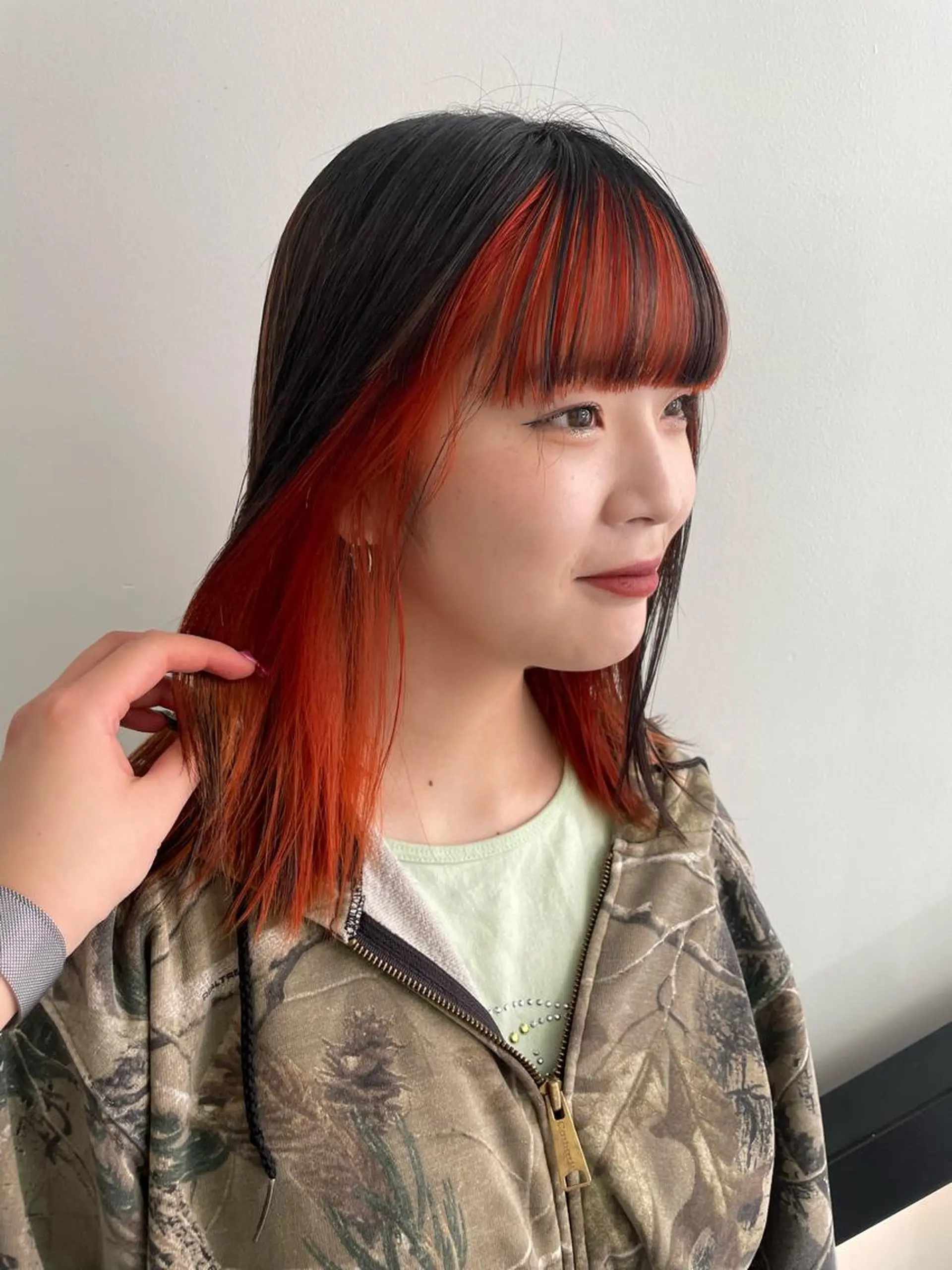 ミディアム カラー 切りっぱなしボブ レイヤー/縮毛矯正のヘアスタイル