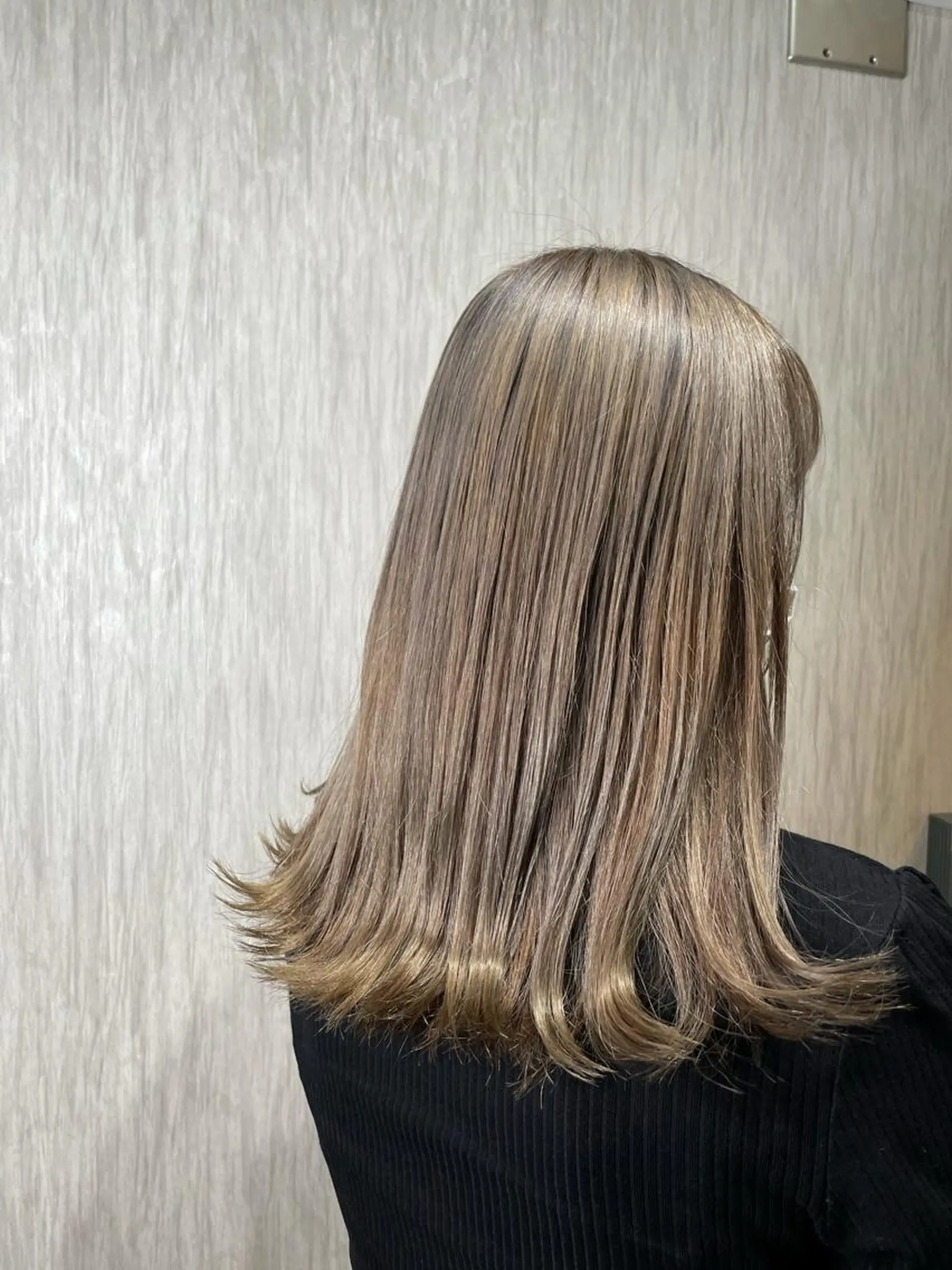 セミロング カラー ベージュカラー ミルクティーベージュ カット ヘアカラー トリートメント newiGRANDE 🌈萩原聖也のヘアスタイル