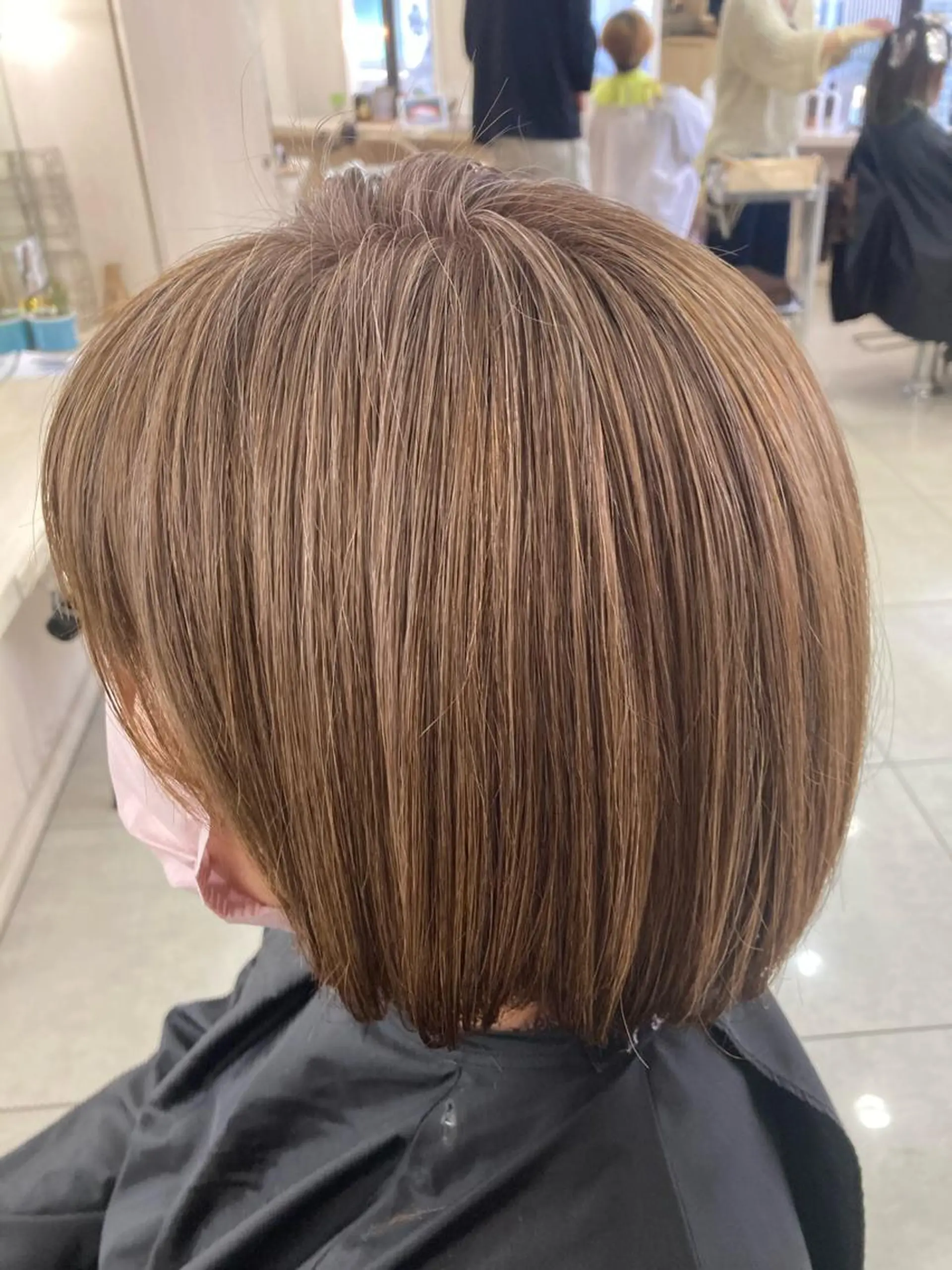 ミディアム ハイライト あやかショート 白髪ぼかしのヘアスタイル