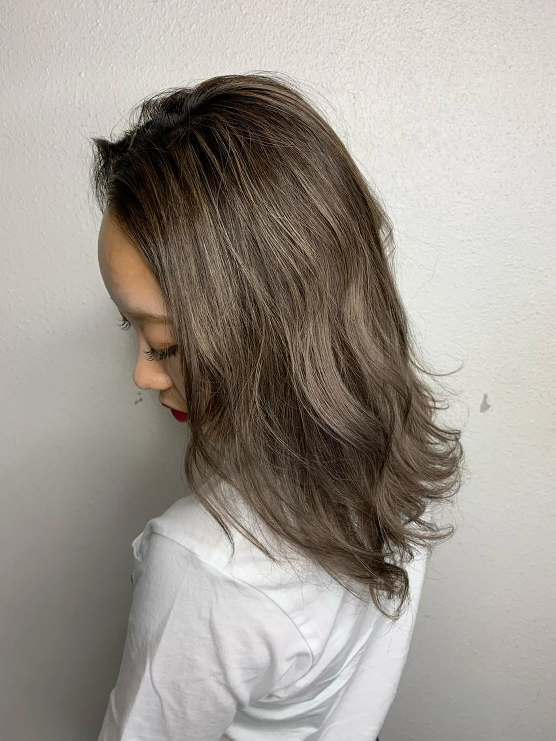 セミロング カラー ブリーチ グレージュ ハイライトカラー ハイライト 似合わせ/ブリーチ カラー.岡田友仁のヘアスタイル