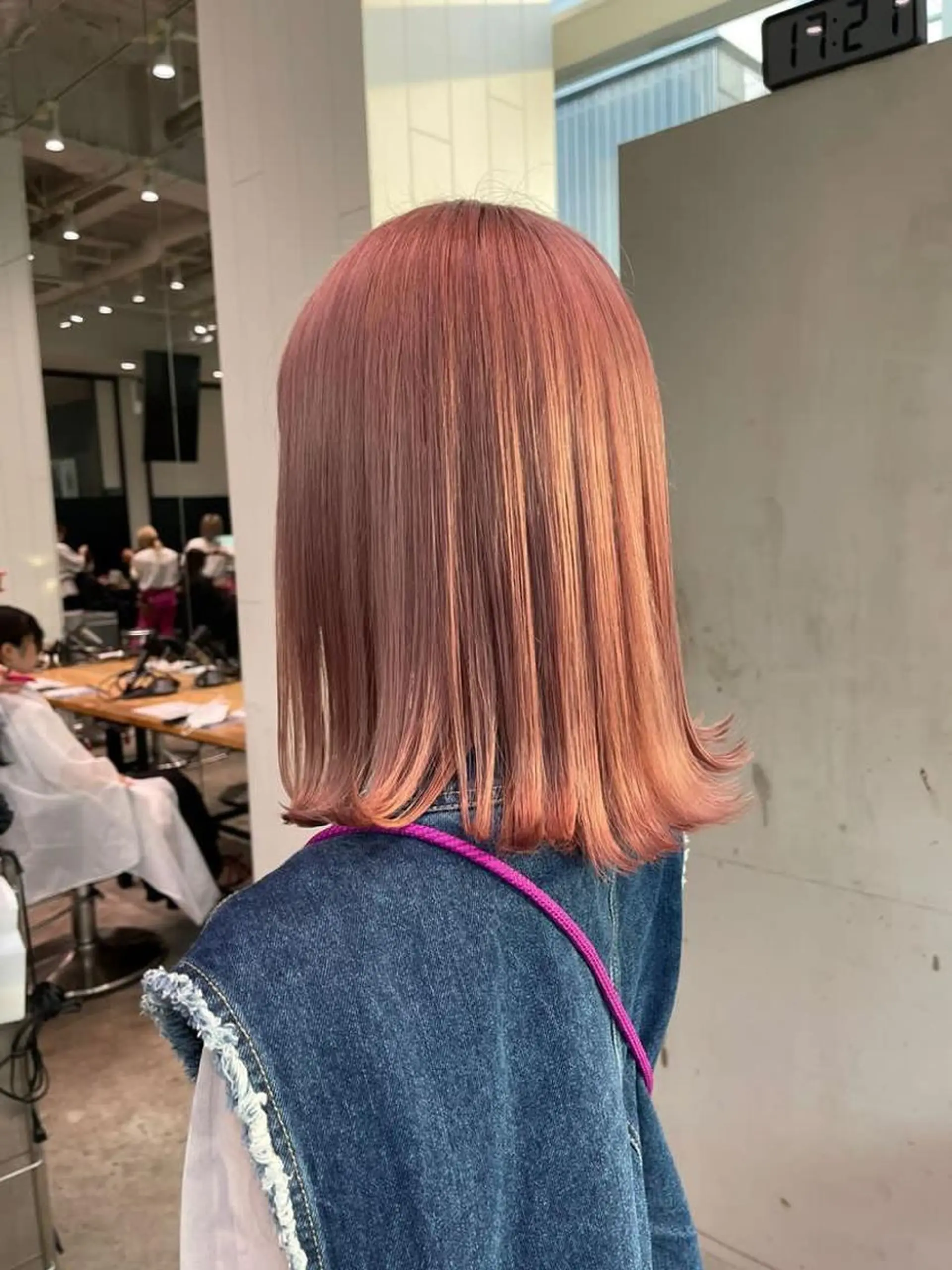 セミロング カラー ブリーチ ピンクカラー hina💟 透明感カラーのヘアスタイル