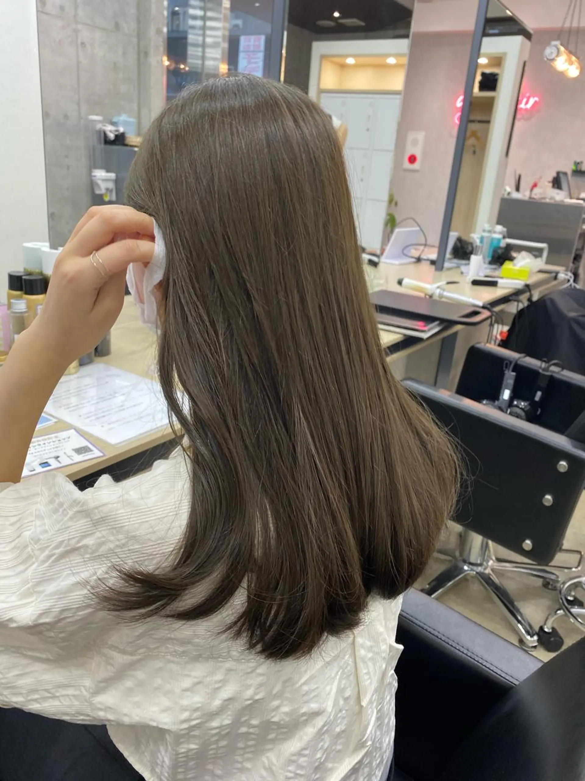 ロング カラー オリーブ/アッシュ やわらか透明感カラーのヘアスタイル